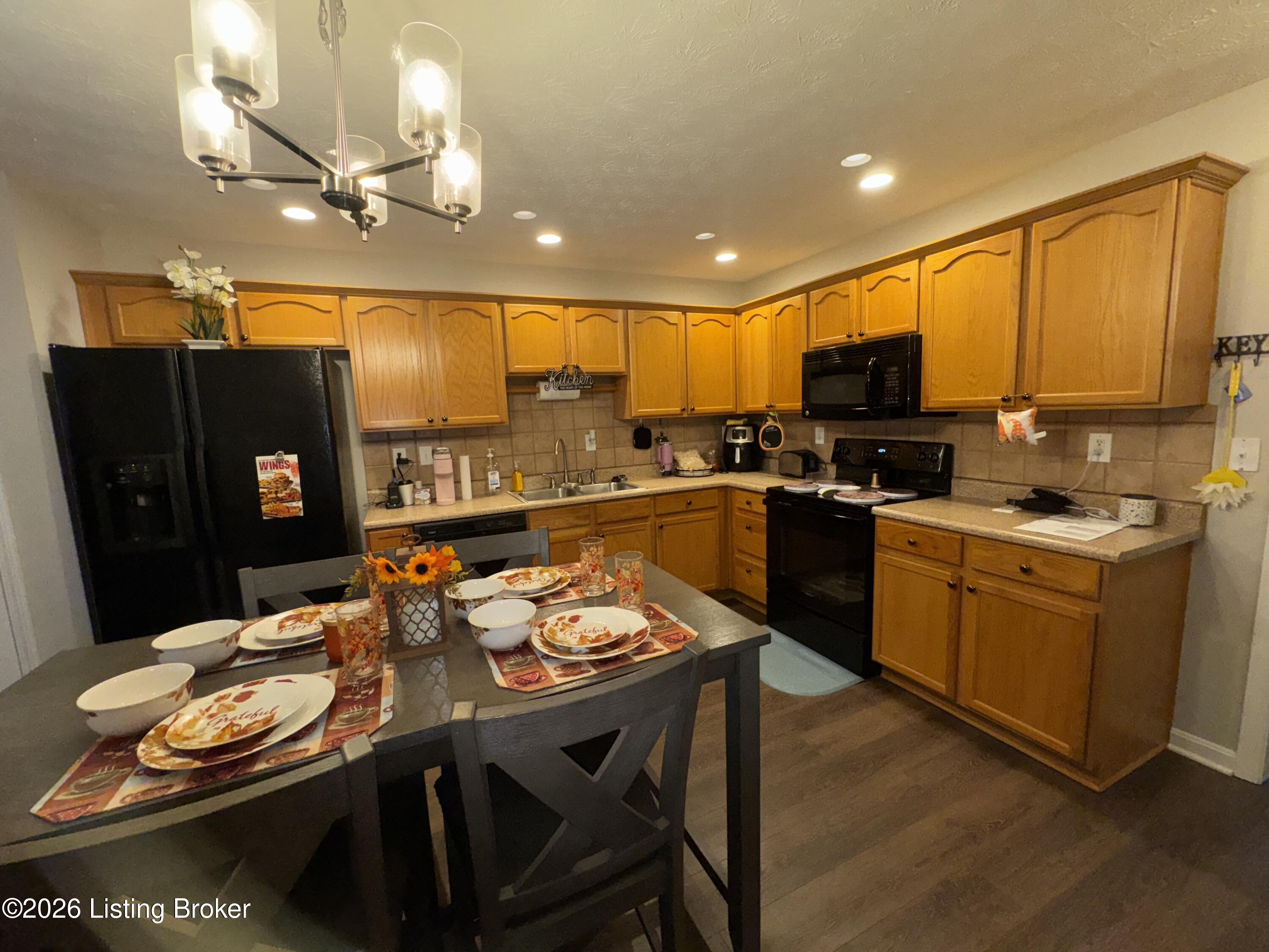 828 Garden Pointe Dr Property Photo 12