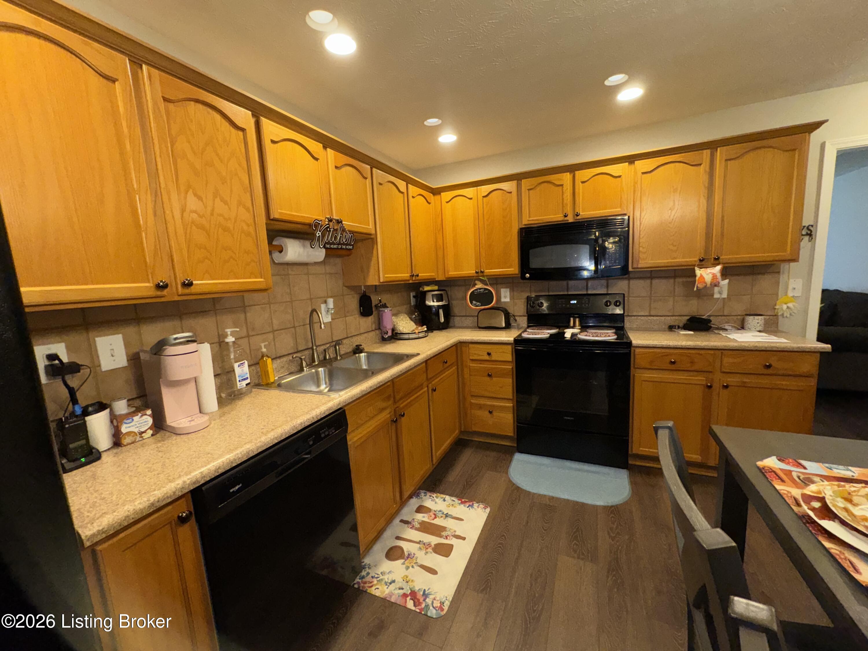 828 Garden Pointe Dr Property Photo 13