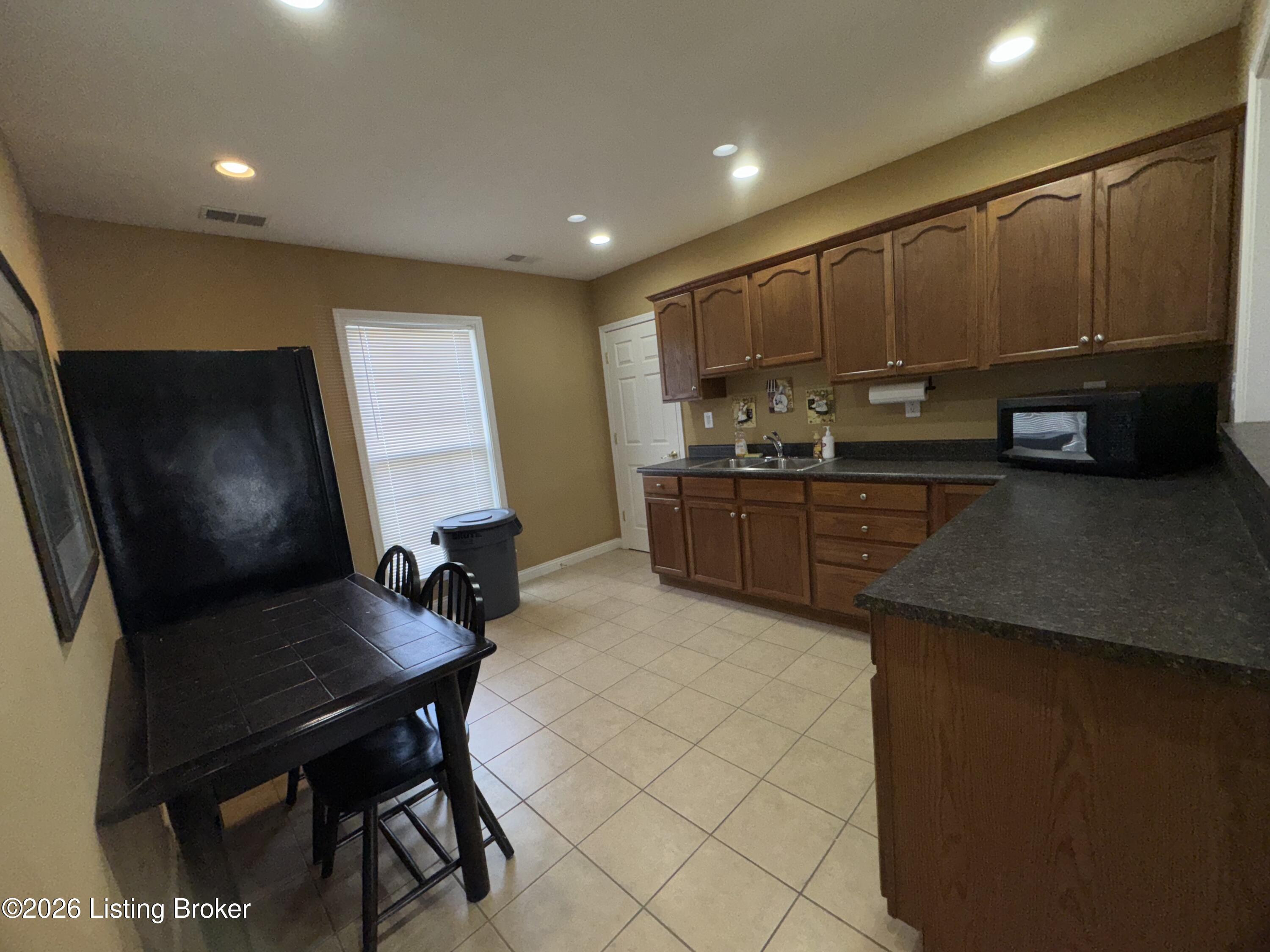 828 Garden Pointe Dr Property Photo 26