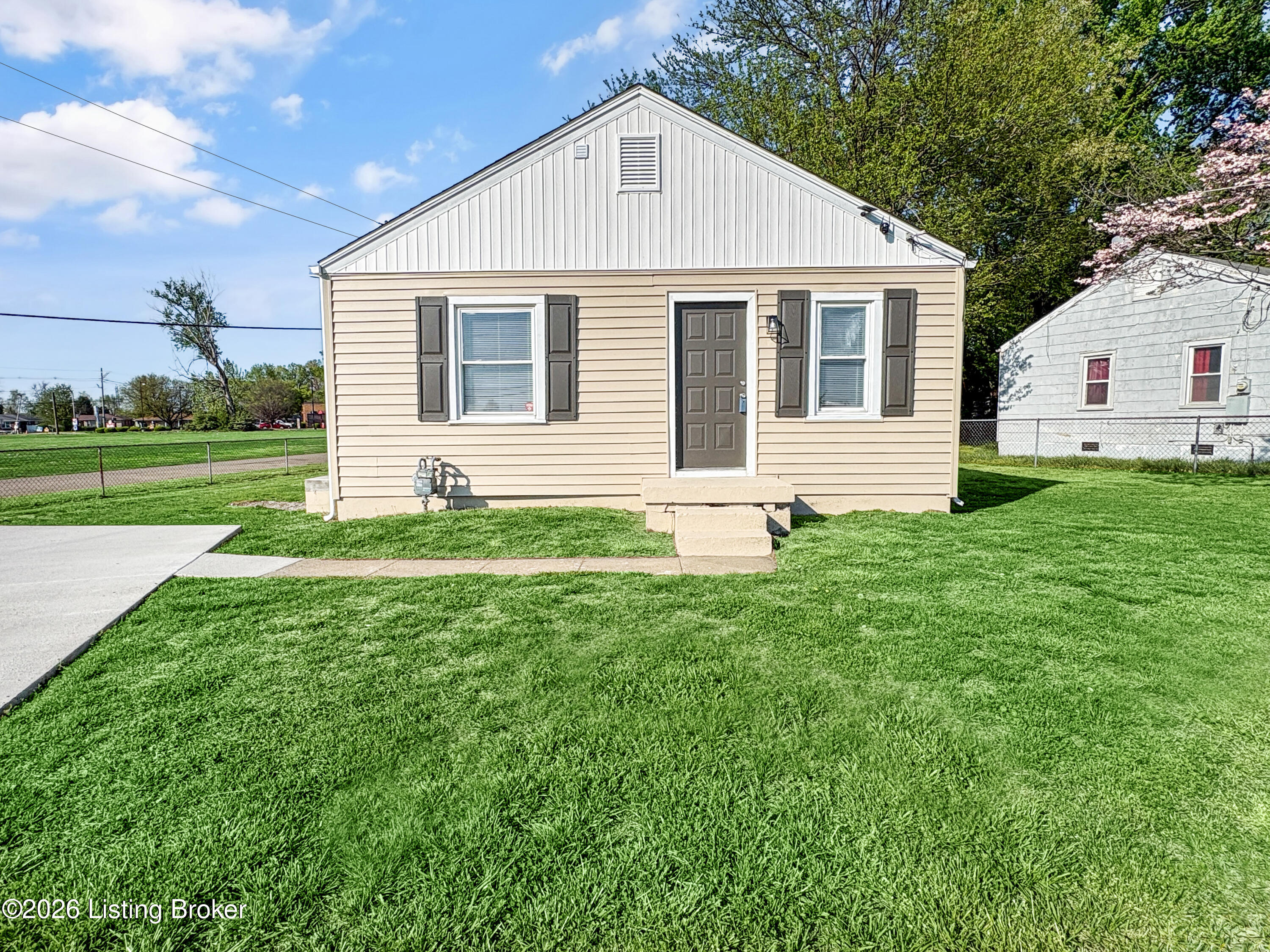 3035 Linwood Ave Property Photo 1