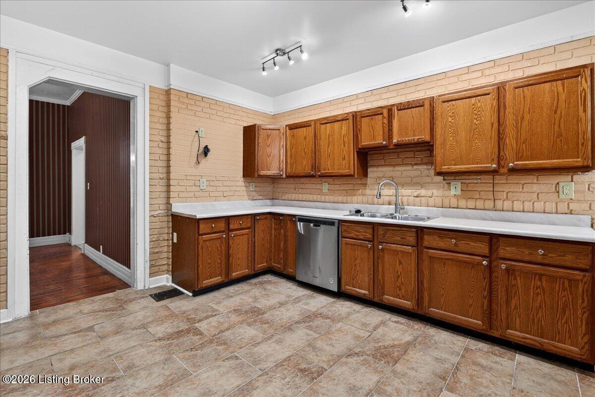 227 E Ormsby Ave Property Photo 14
