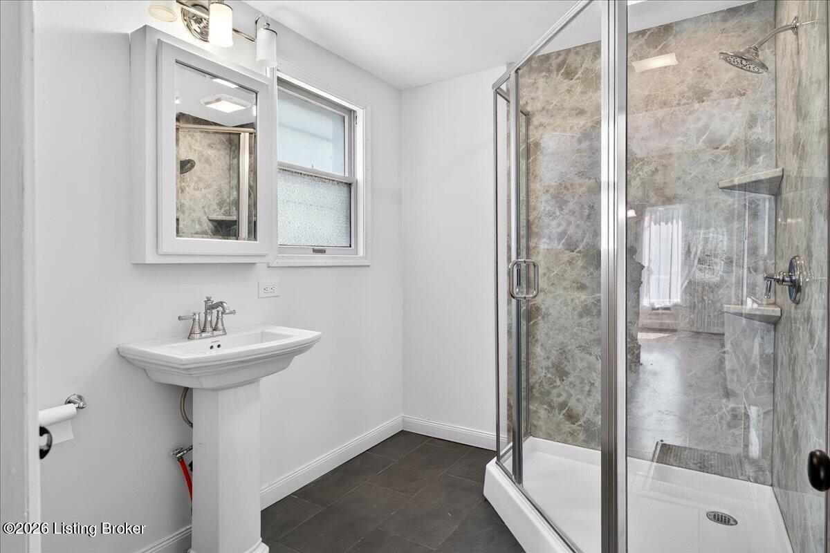 227 E Ormsby Ave Property Photo 17