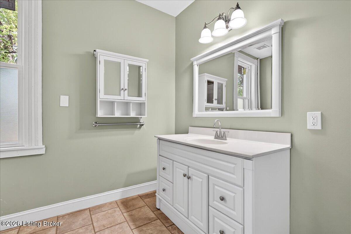 227 E Ormsby Ave Property Photo 30