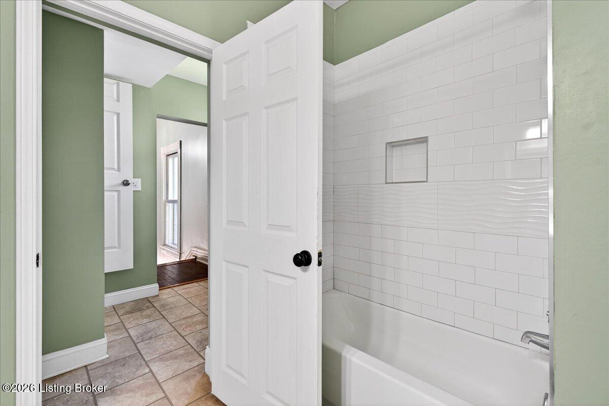 227 E Ormsby Ave Property Photo 31
