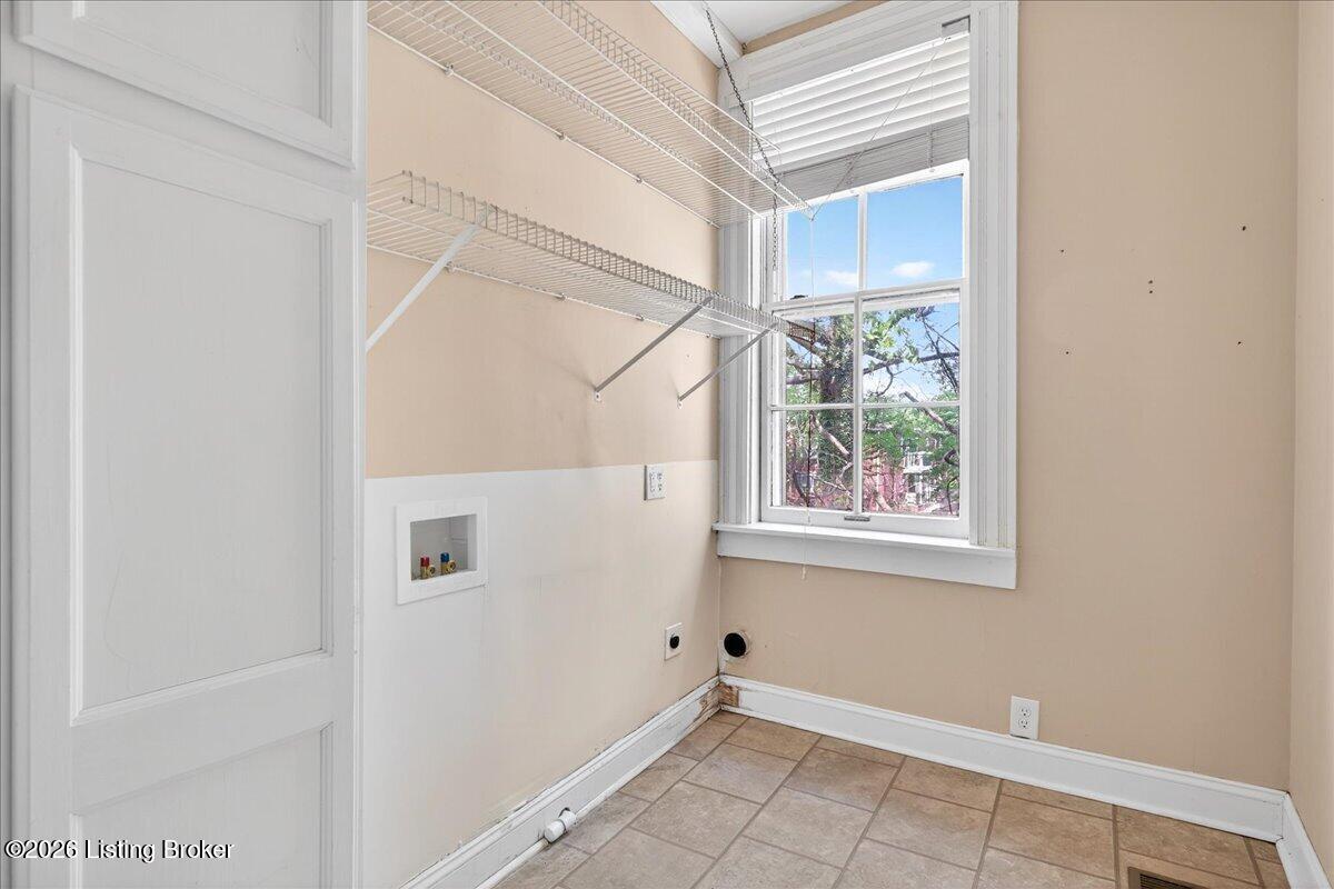 227 E Ormsby Ave Property Photo 32