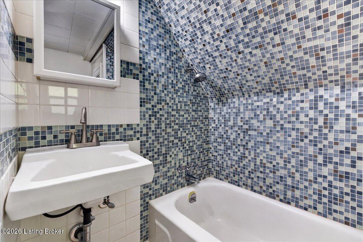 227 E Ormsby Ave Property Photo 37