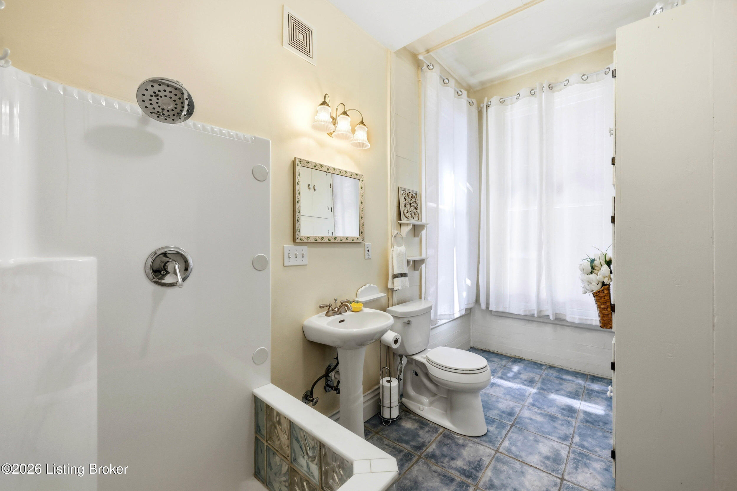 122 W Ormsby Ave Property Photo 13