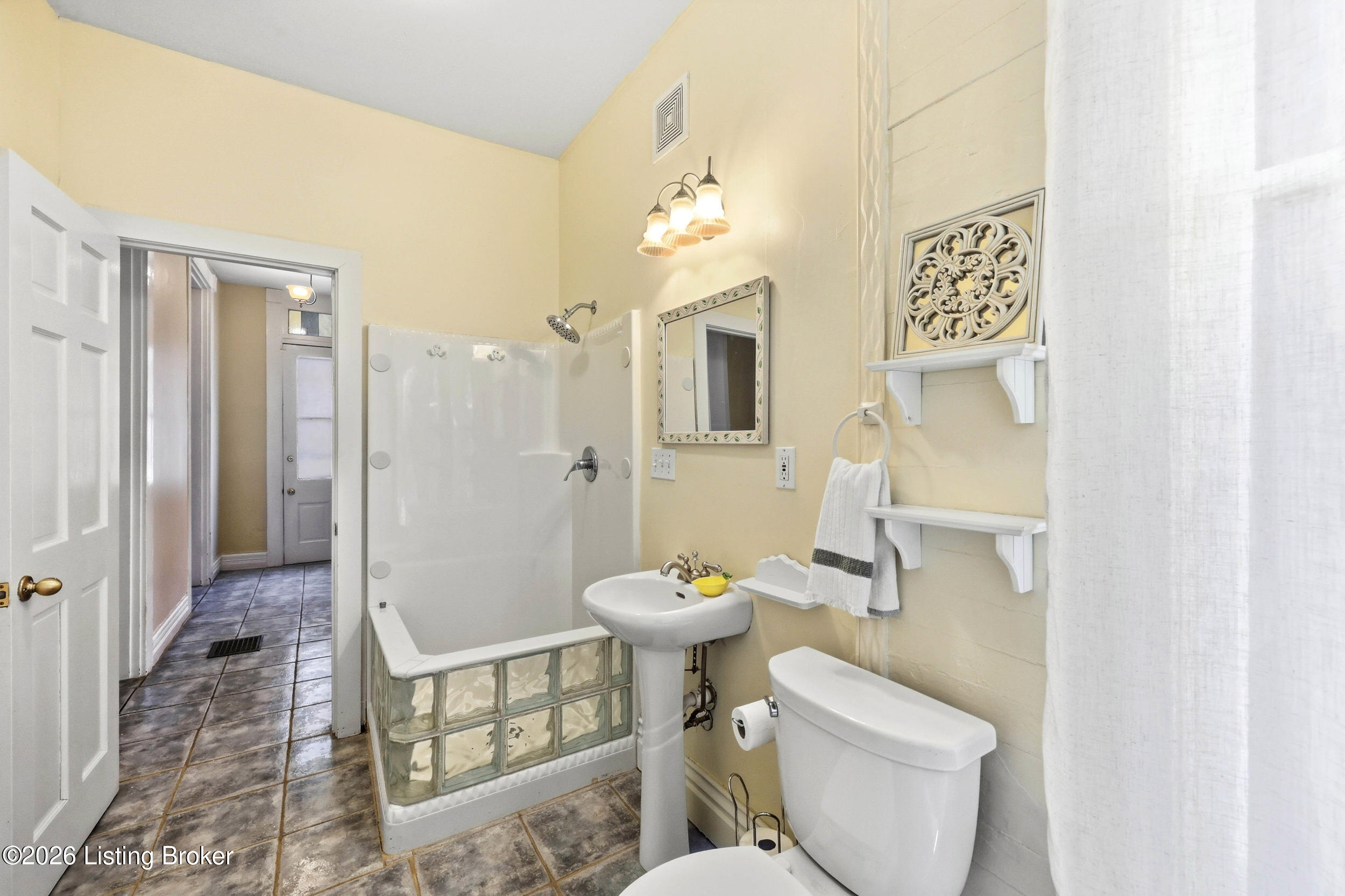 122 W Ormsby Ave Property Photo 15