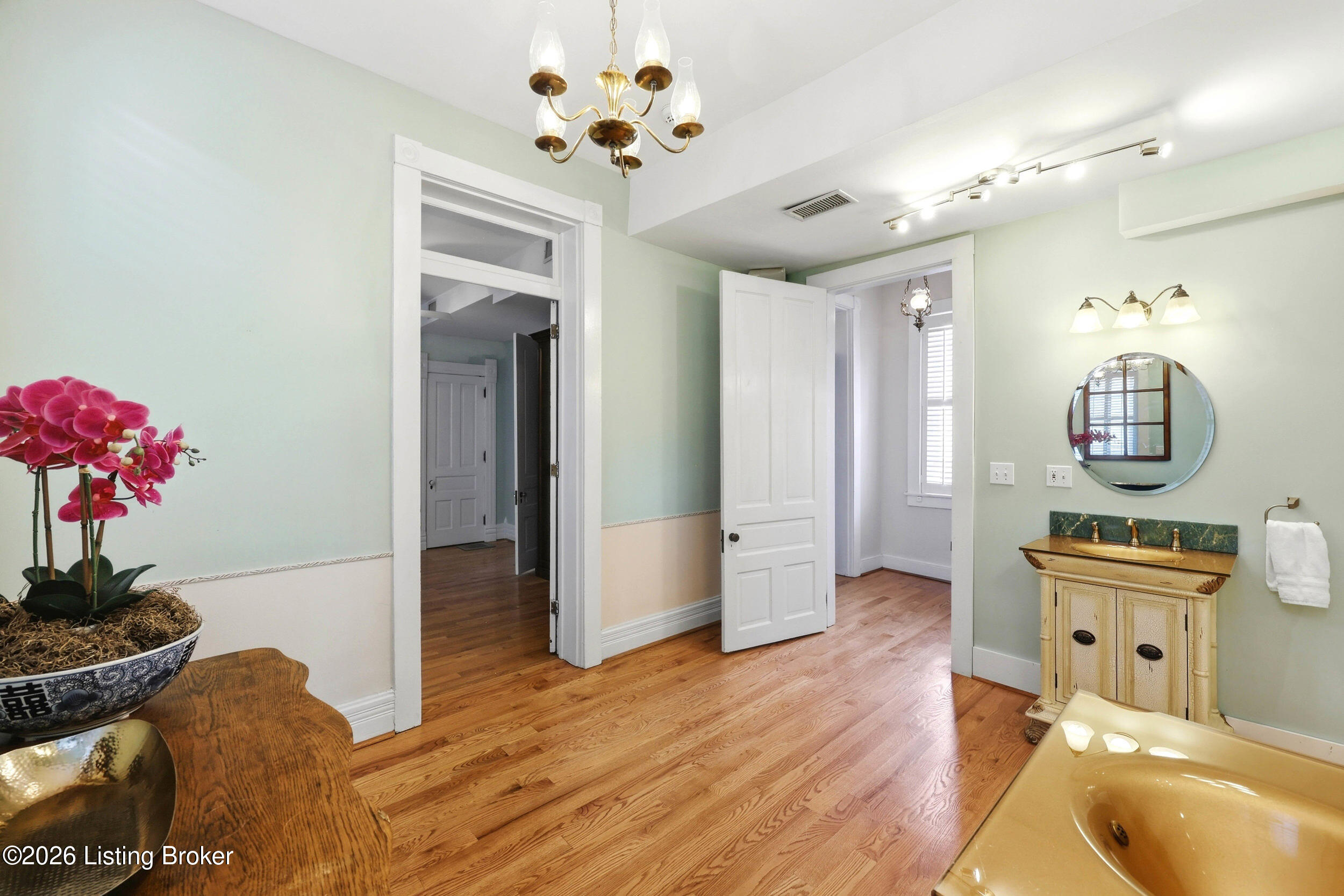 122 W Ormsby Ave Property Photo 31