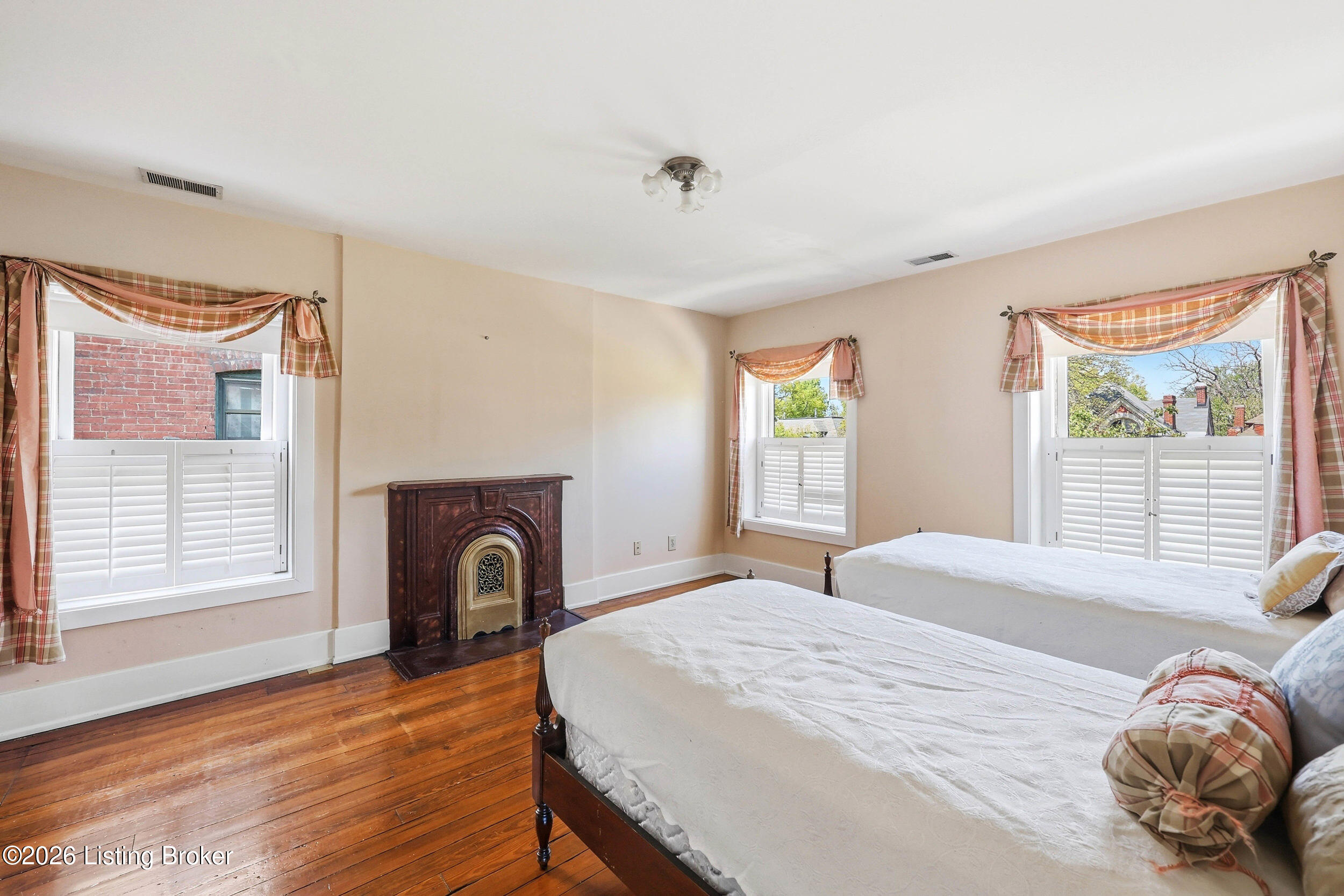 122 W Ormsby Ave Property Photo 39