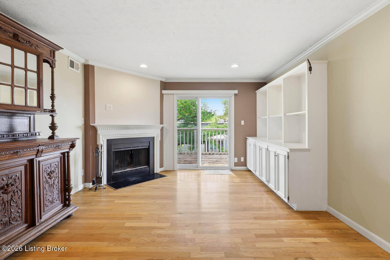 1935 Gardiner Ln D62 Property Photo 2