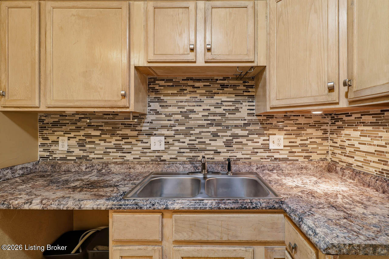 1935 Gardiner Ln D62 Property Photo 11