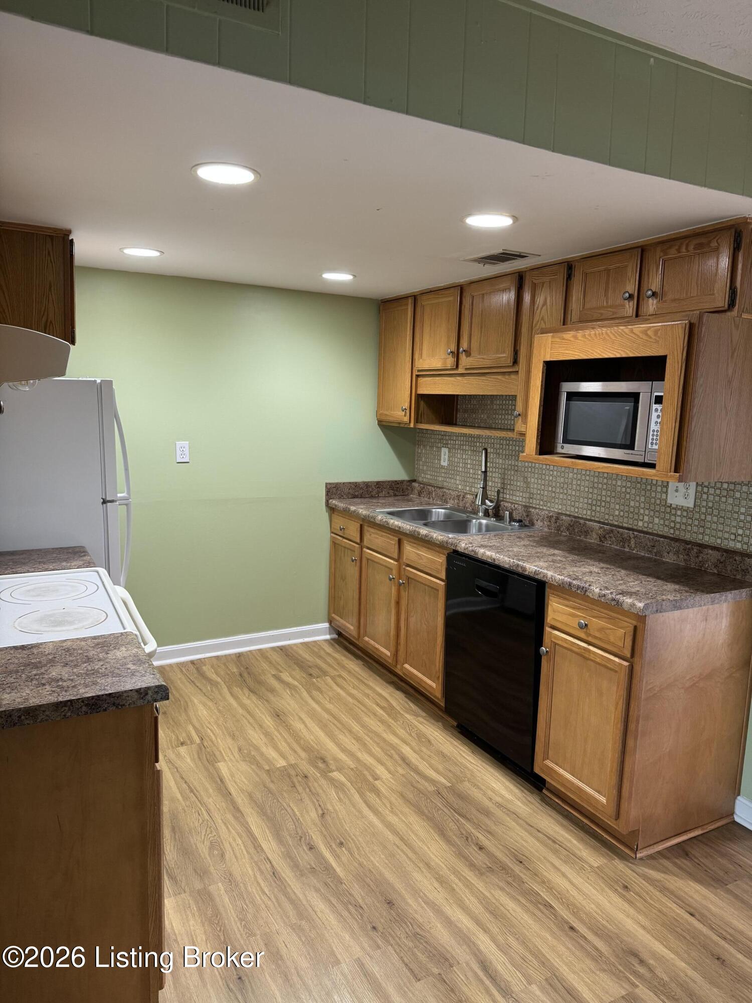 9814 Oakshire Dr Property Photo 10
