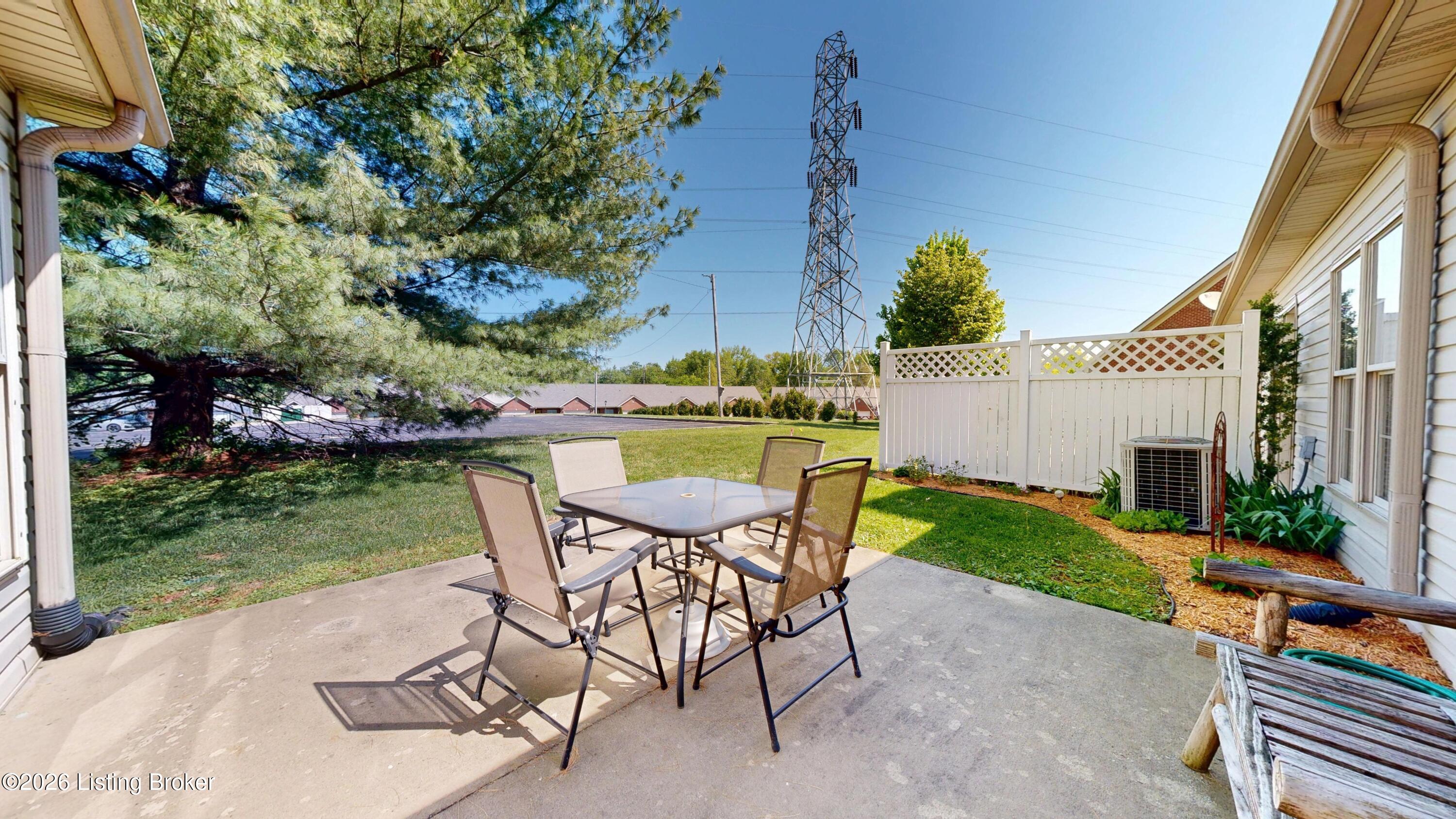 2122 Pickwick Dr Property Photo 3