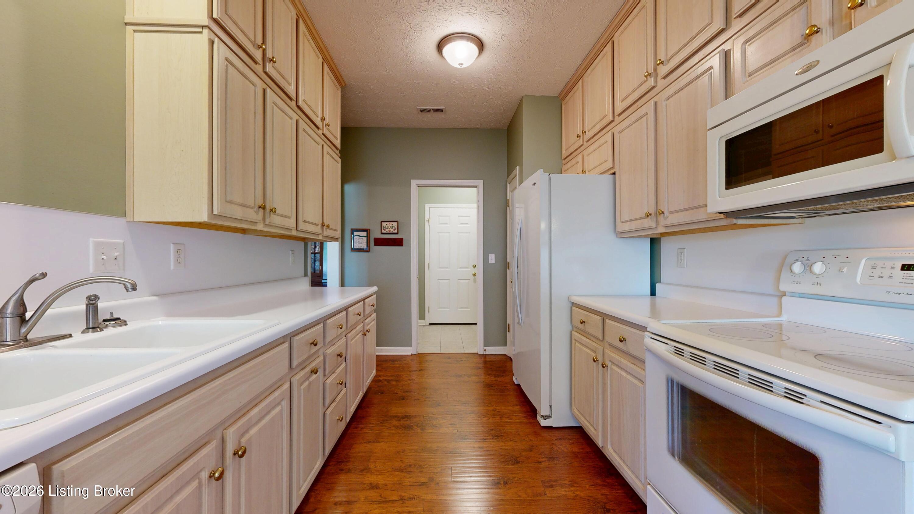 2122 Pickwick Dr Property Photo 21