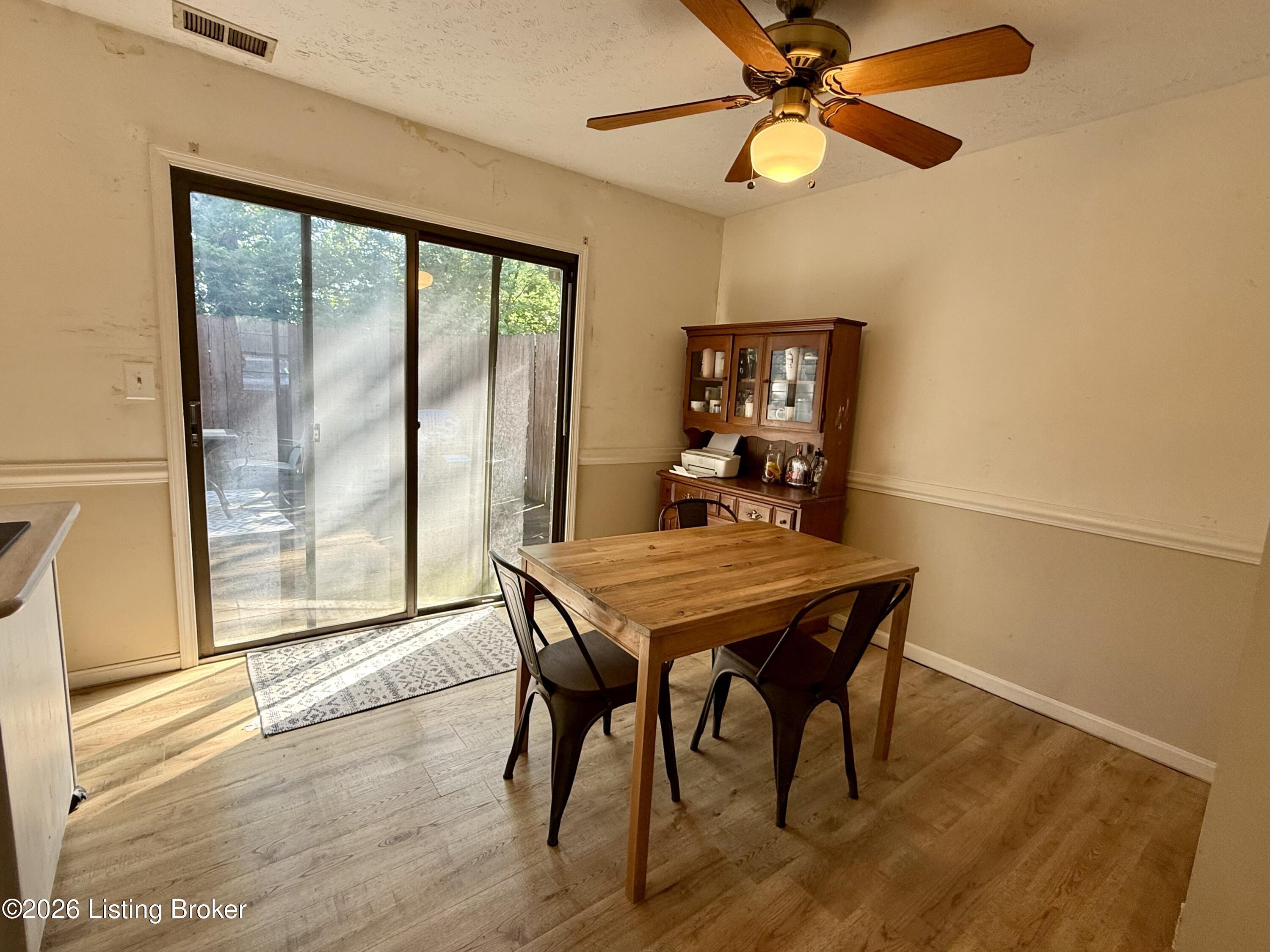 9820 Oakshire Dr Property Photo 7