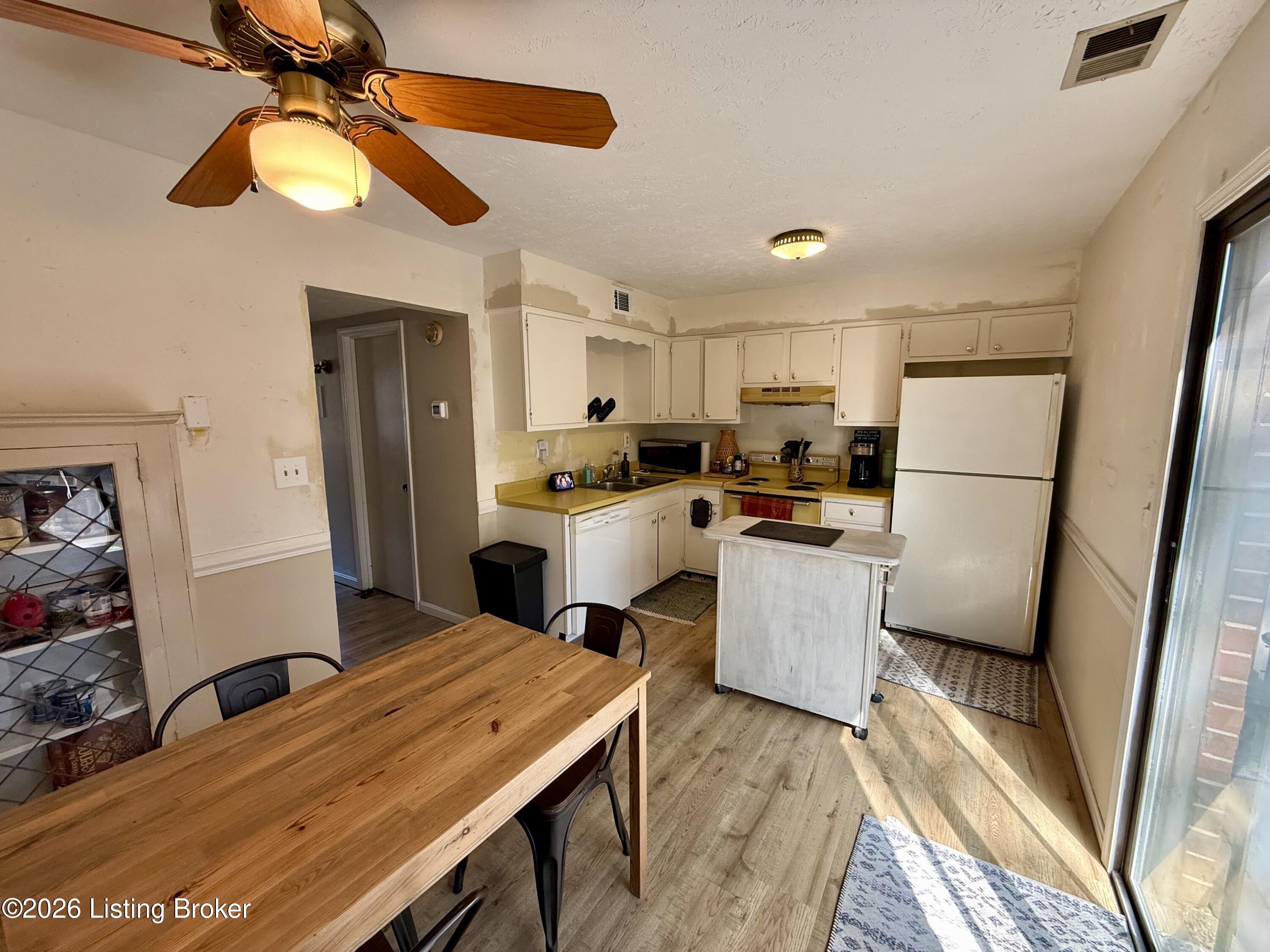 9820 Oakshire Dr Property Photo 8