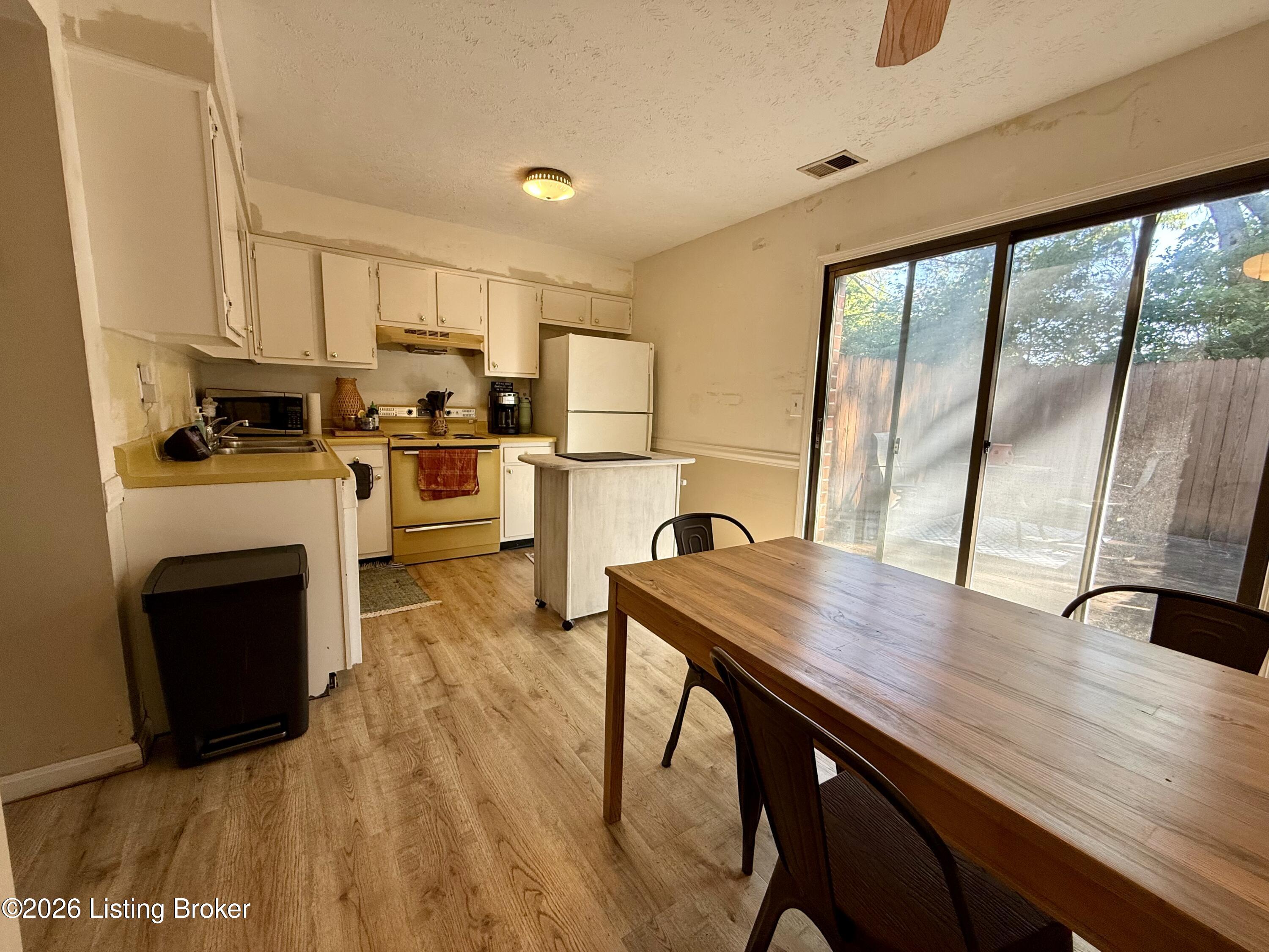 9820 Oakshire Dr Property Photo 9