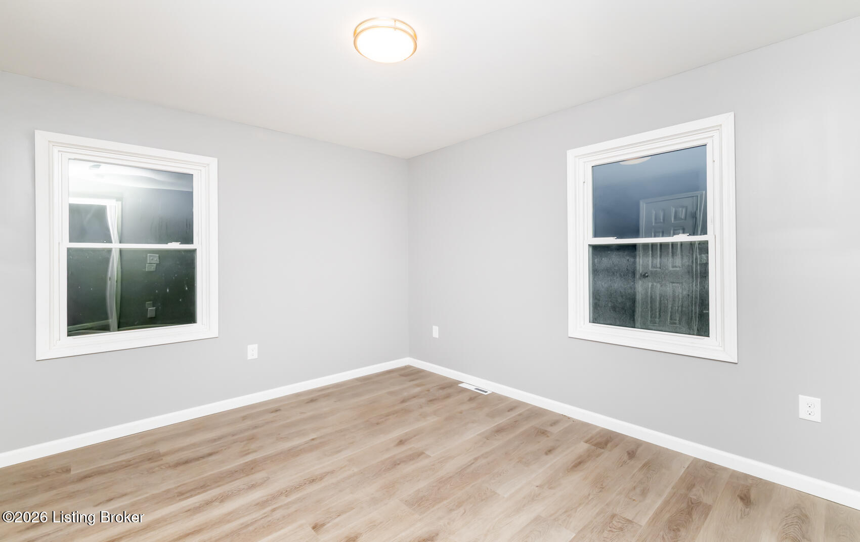 204 W Warfield St Property Photo 6