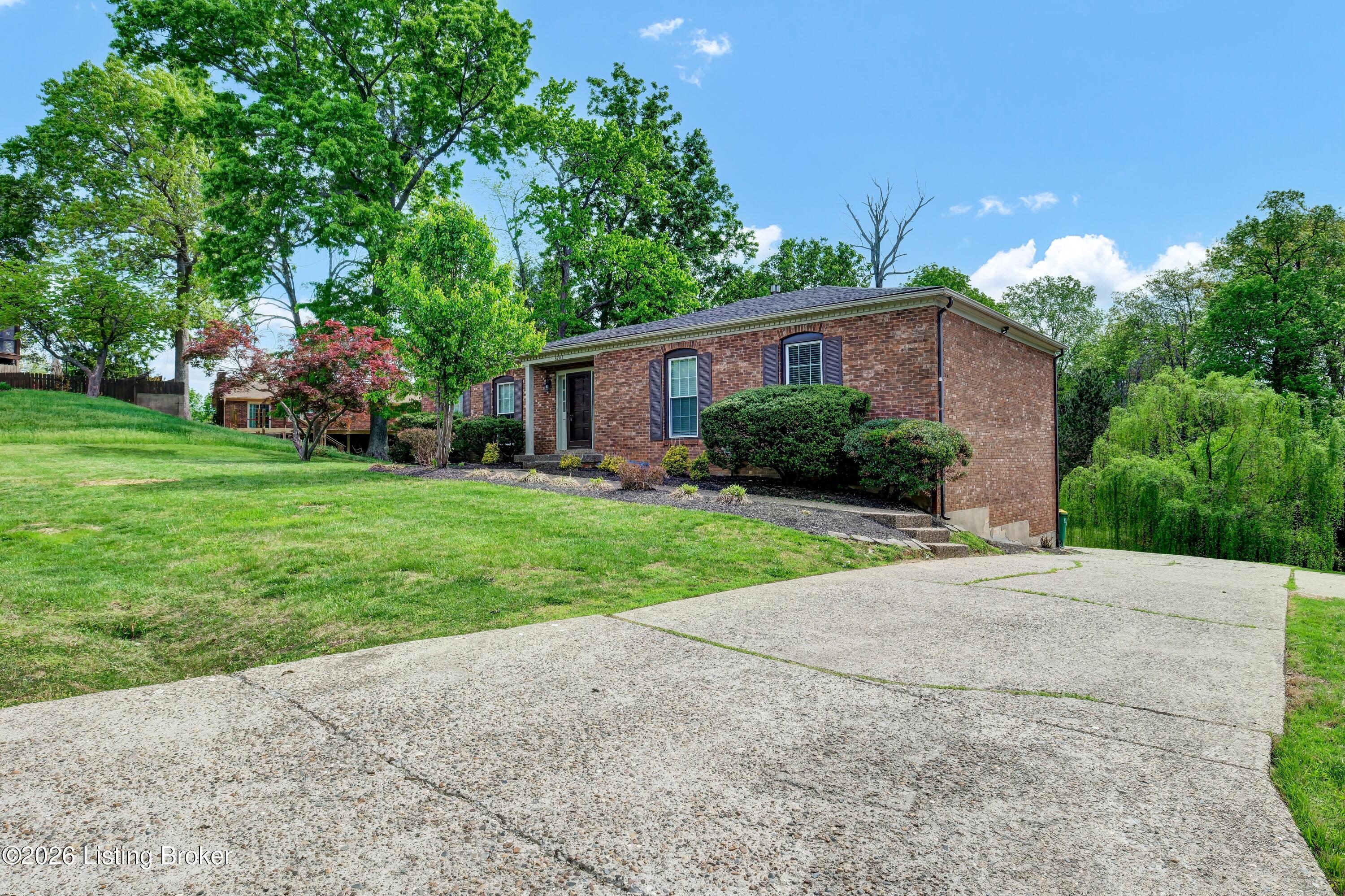 8203 Regal Pine Ct Property Photo 4