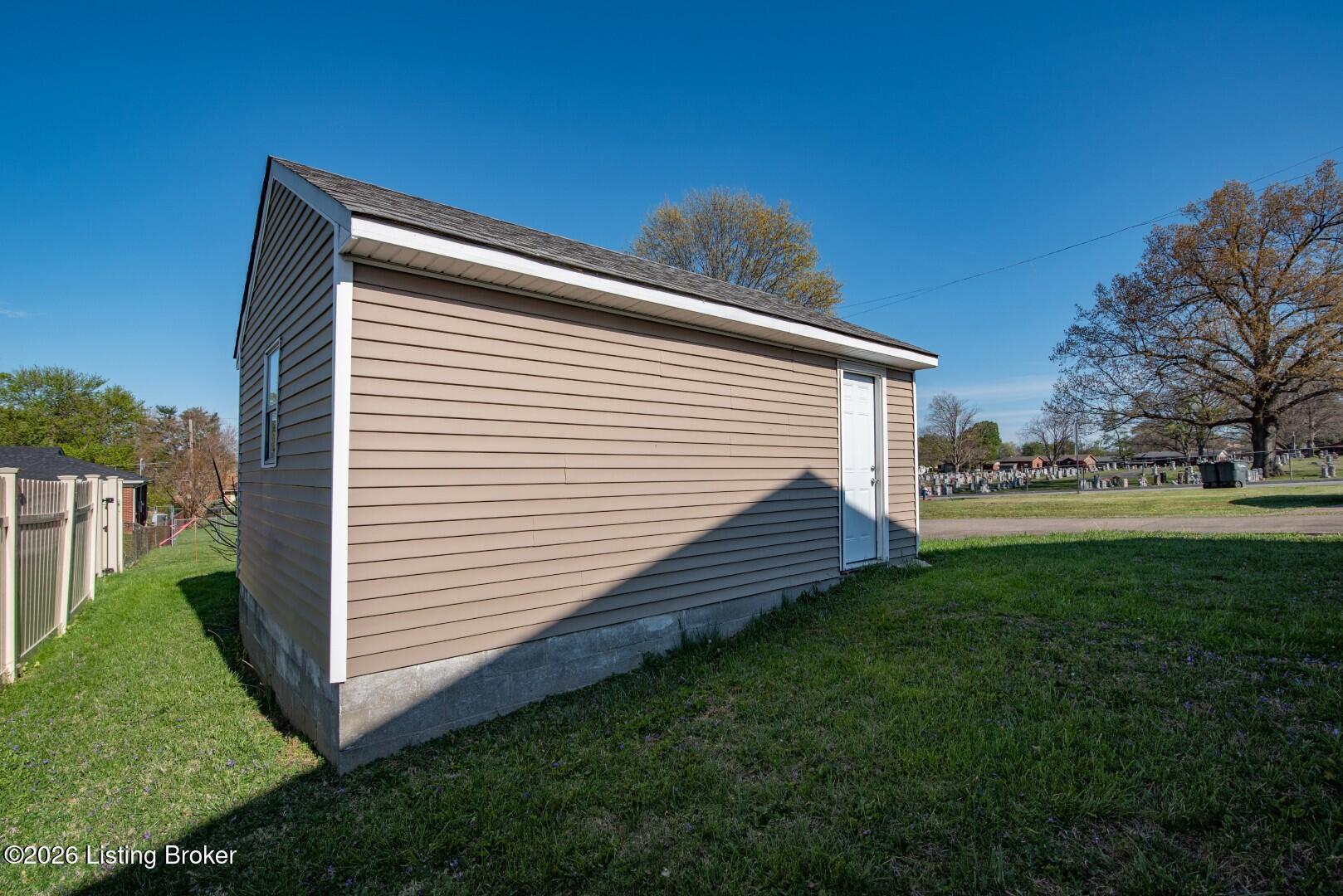 642 N Miles St Property Photo 8