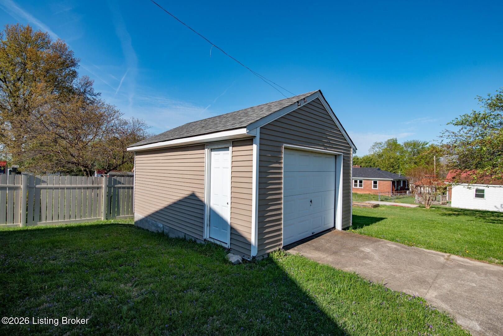 642 N Miles St Property Photo 9
