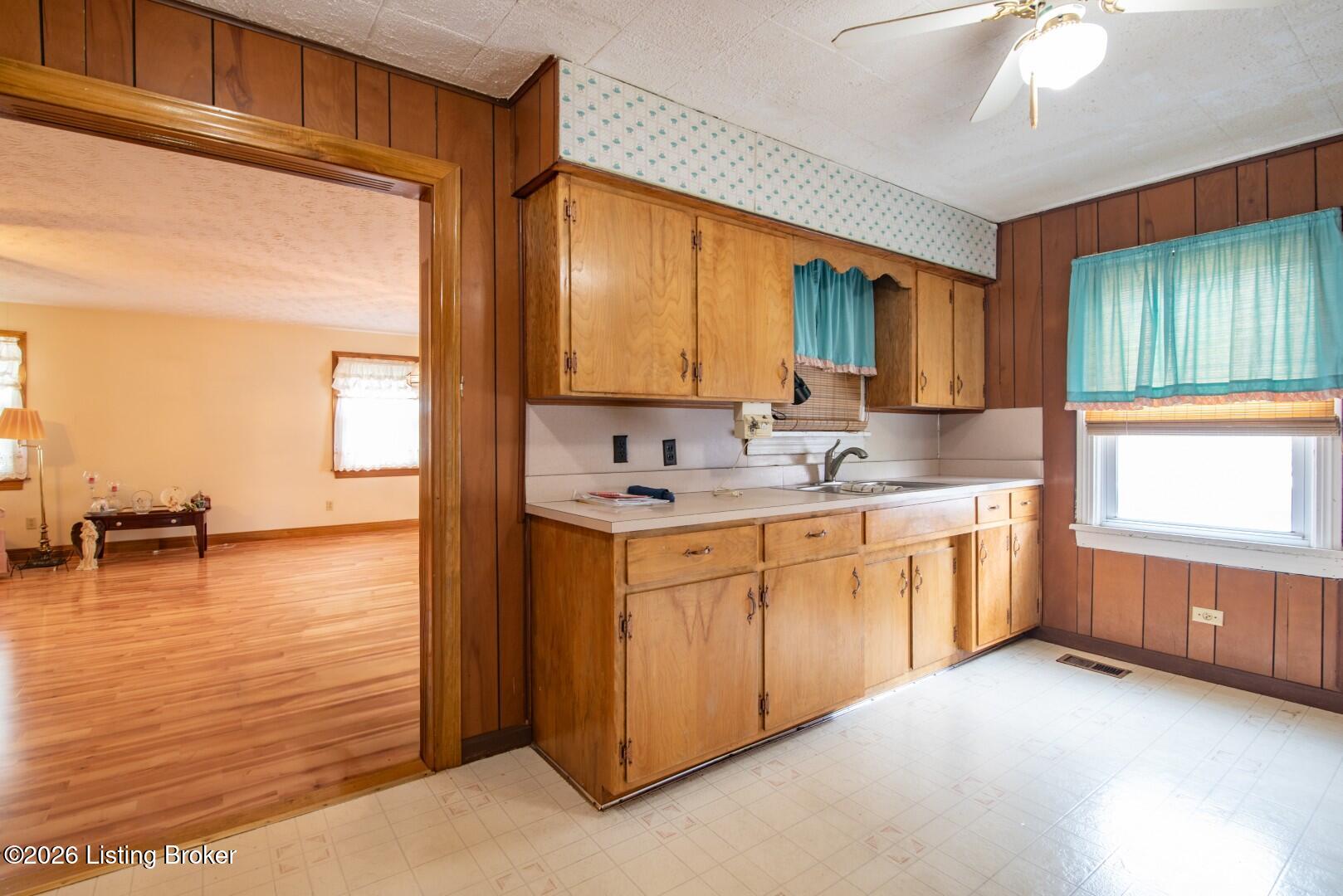 642 N Miles St Property Photo 16