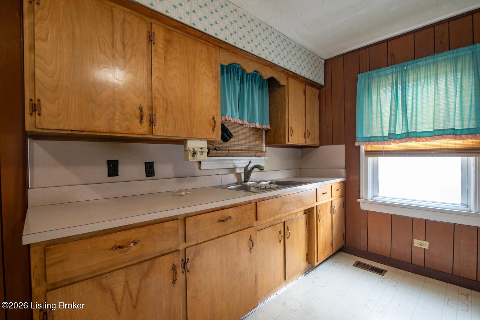 642 N Miles St Property Photo 19