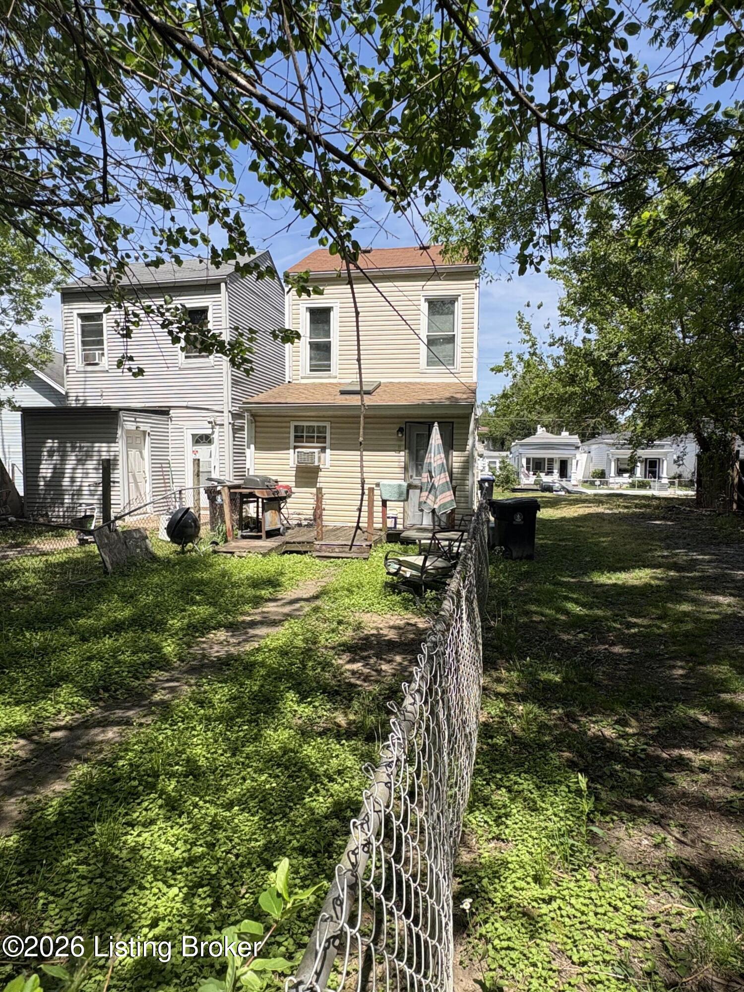 2426 Bank St Property Photo 4