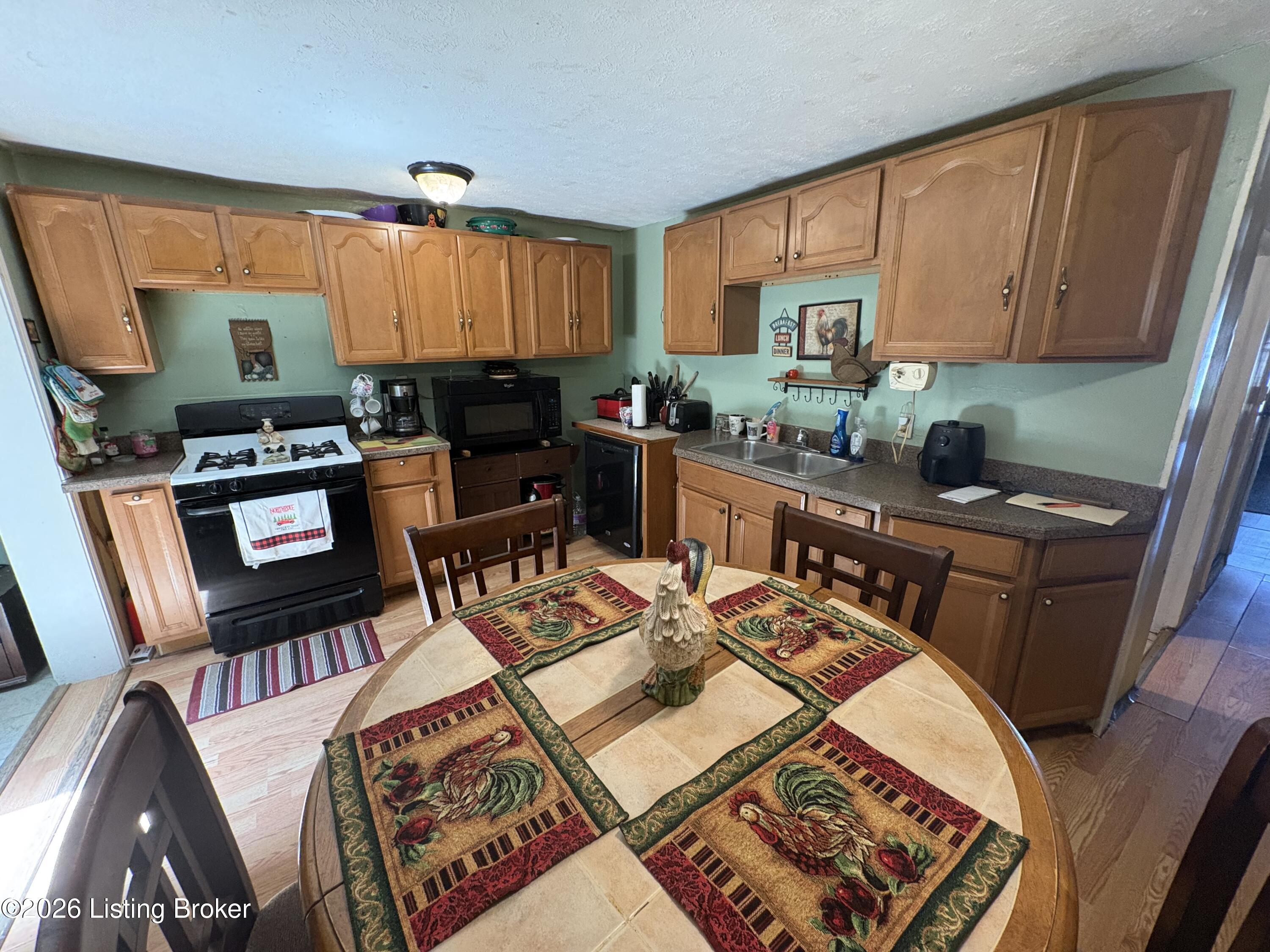 2426 Bank St Property Photo 11