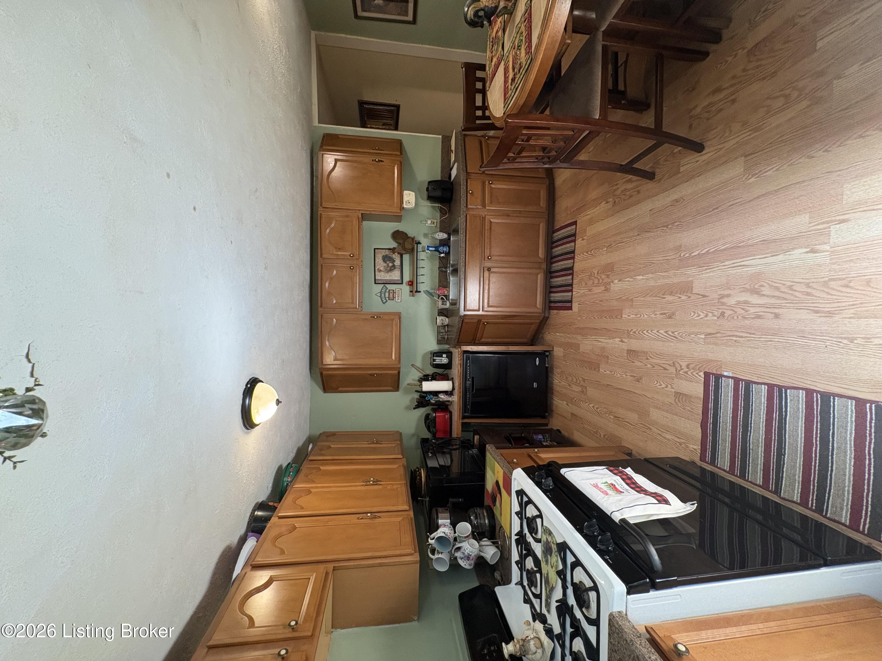 2426 Bank St Property Photo 12