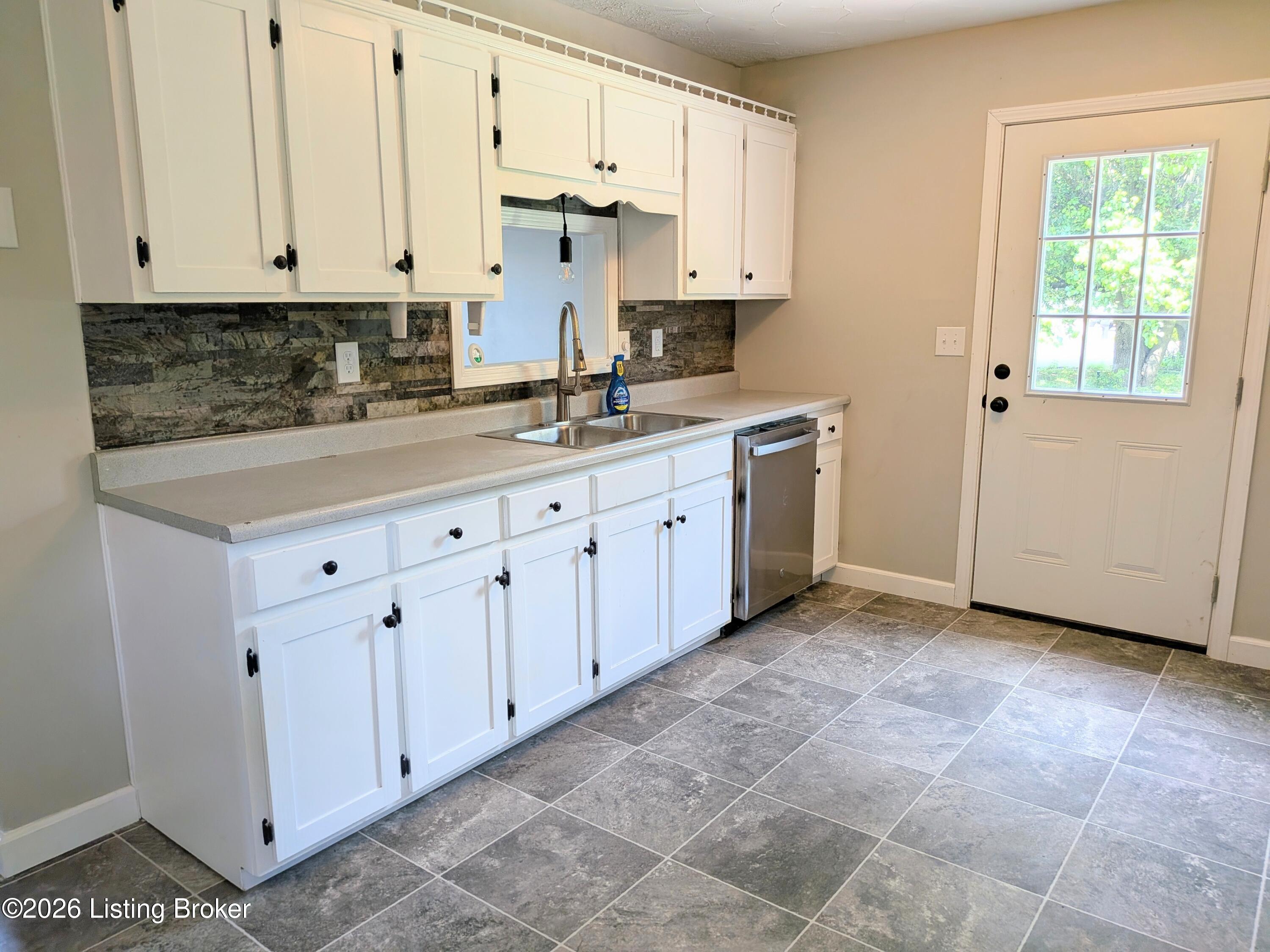 155 Valleyview Dr Property Photo 4