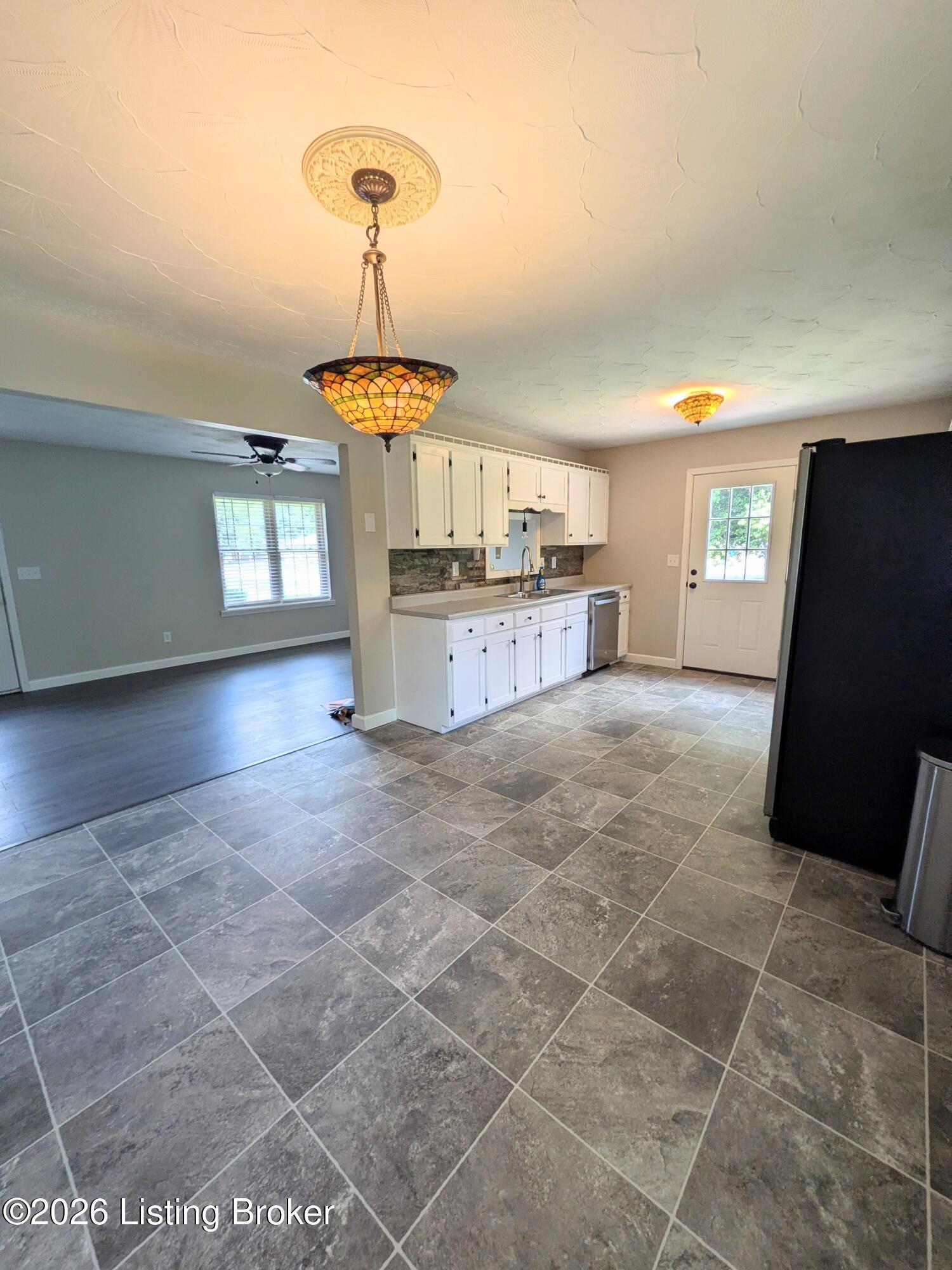155 Valleyview Dr Property Photo 5
