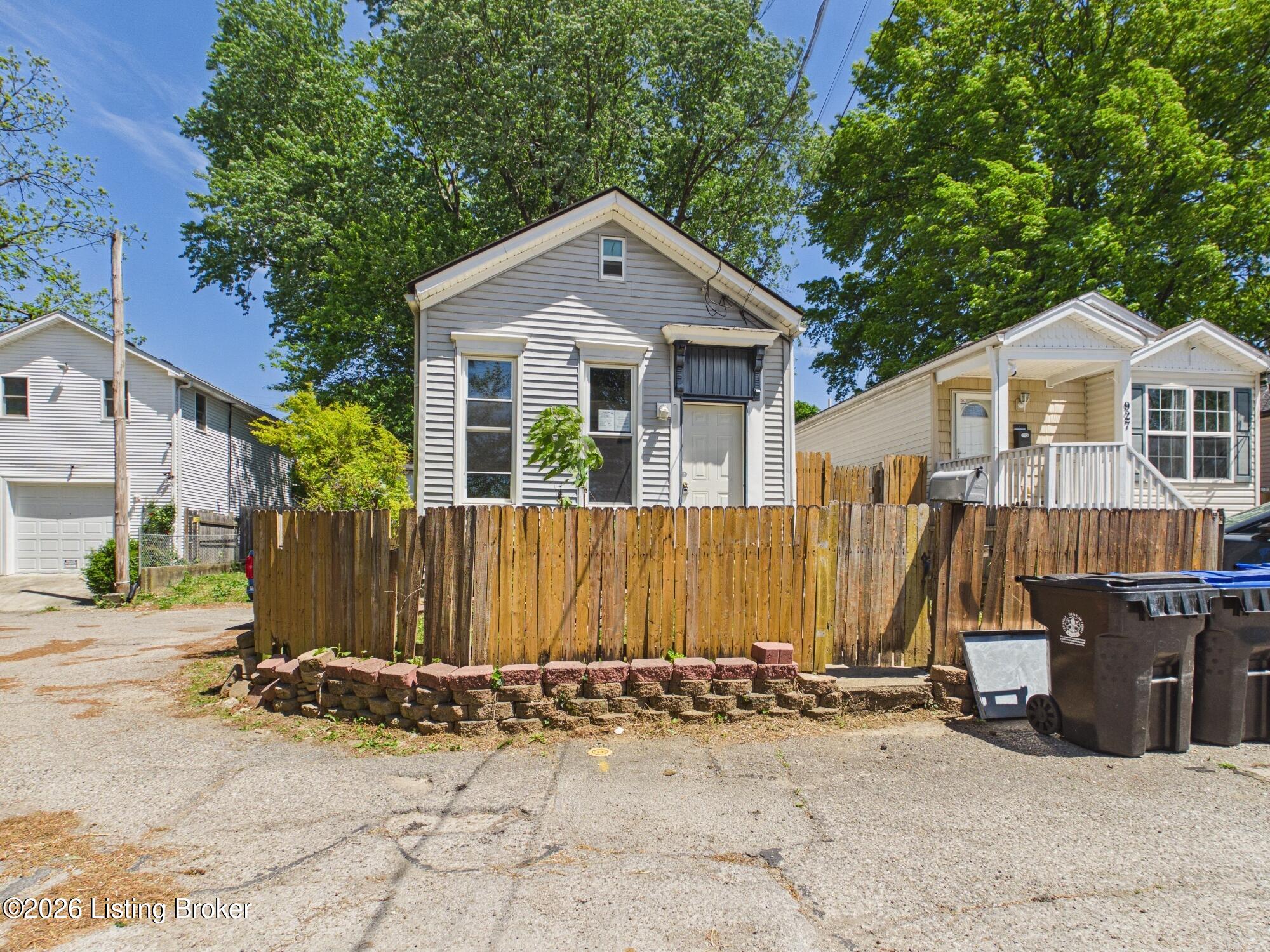 925 Schiller Ct Property Photo 6