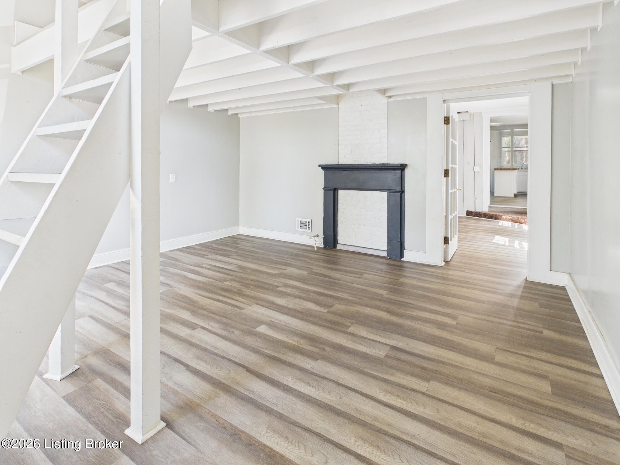 925 Schiller Ct Property Photo 7