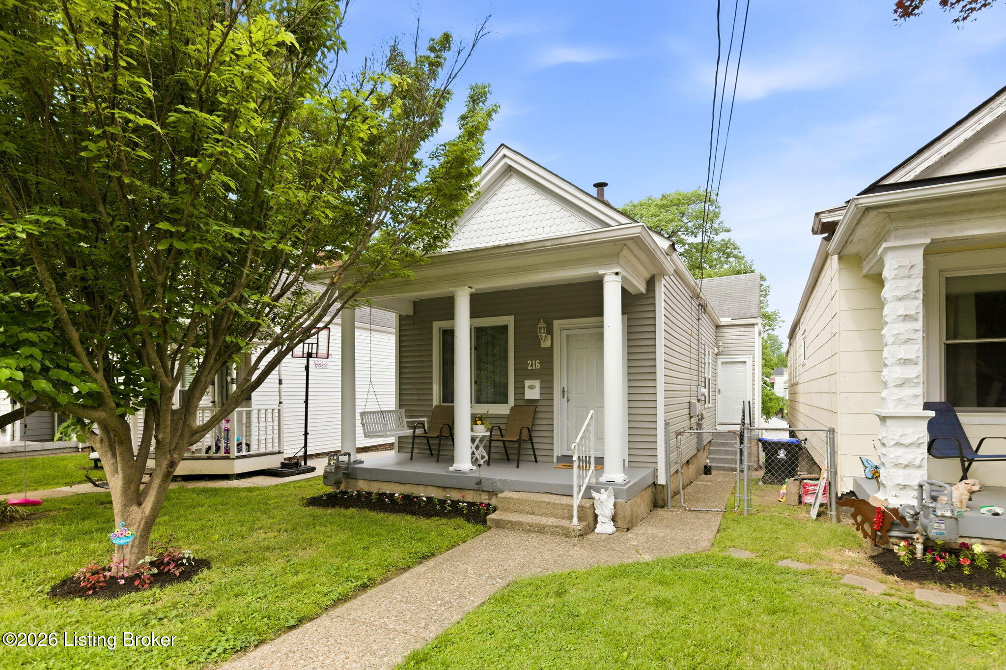 216 Saunders Ave Property Photo 1