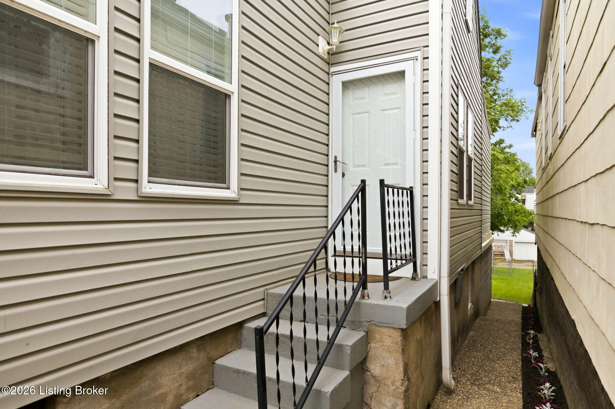 216 Saunders Ave Property Photo 4