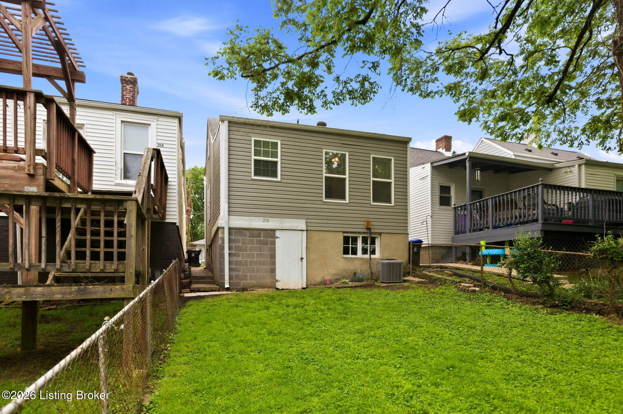 216 Saunders Ave Property Photo 5