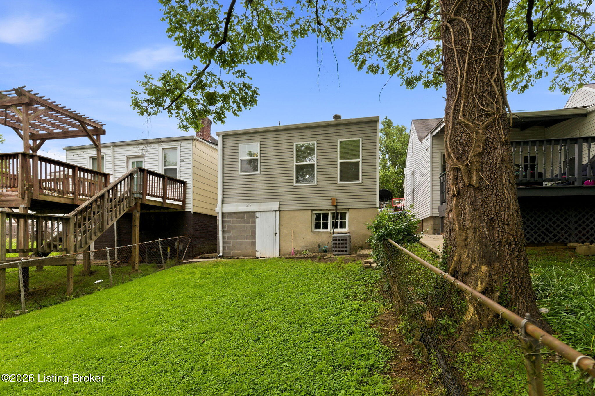 216 Saunders Ave Property Photo 7