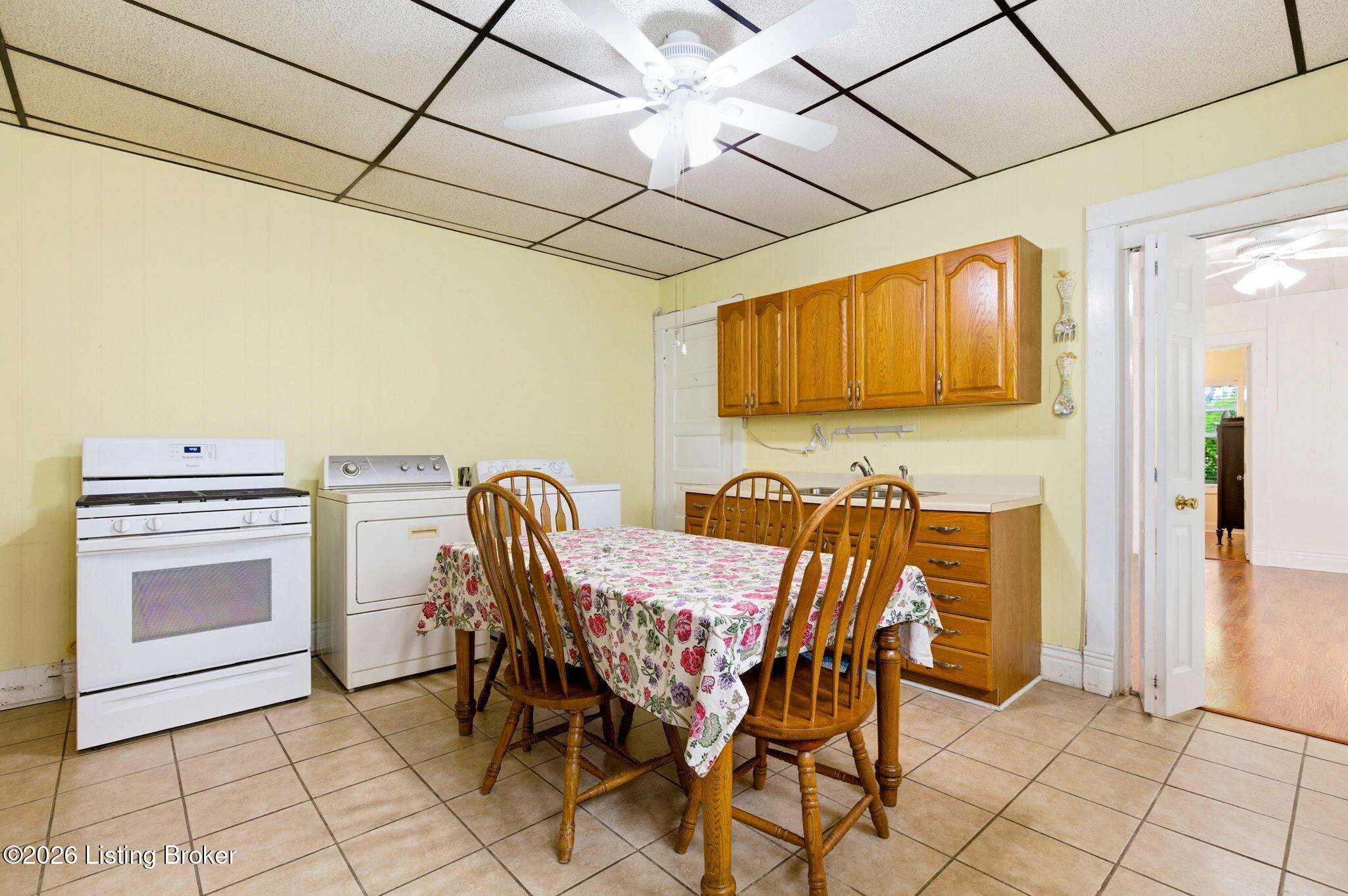 216 Saunders Ave Property Photo 18