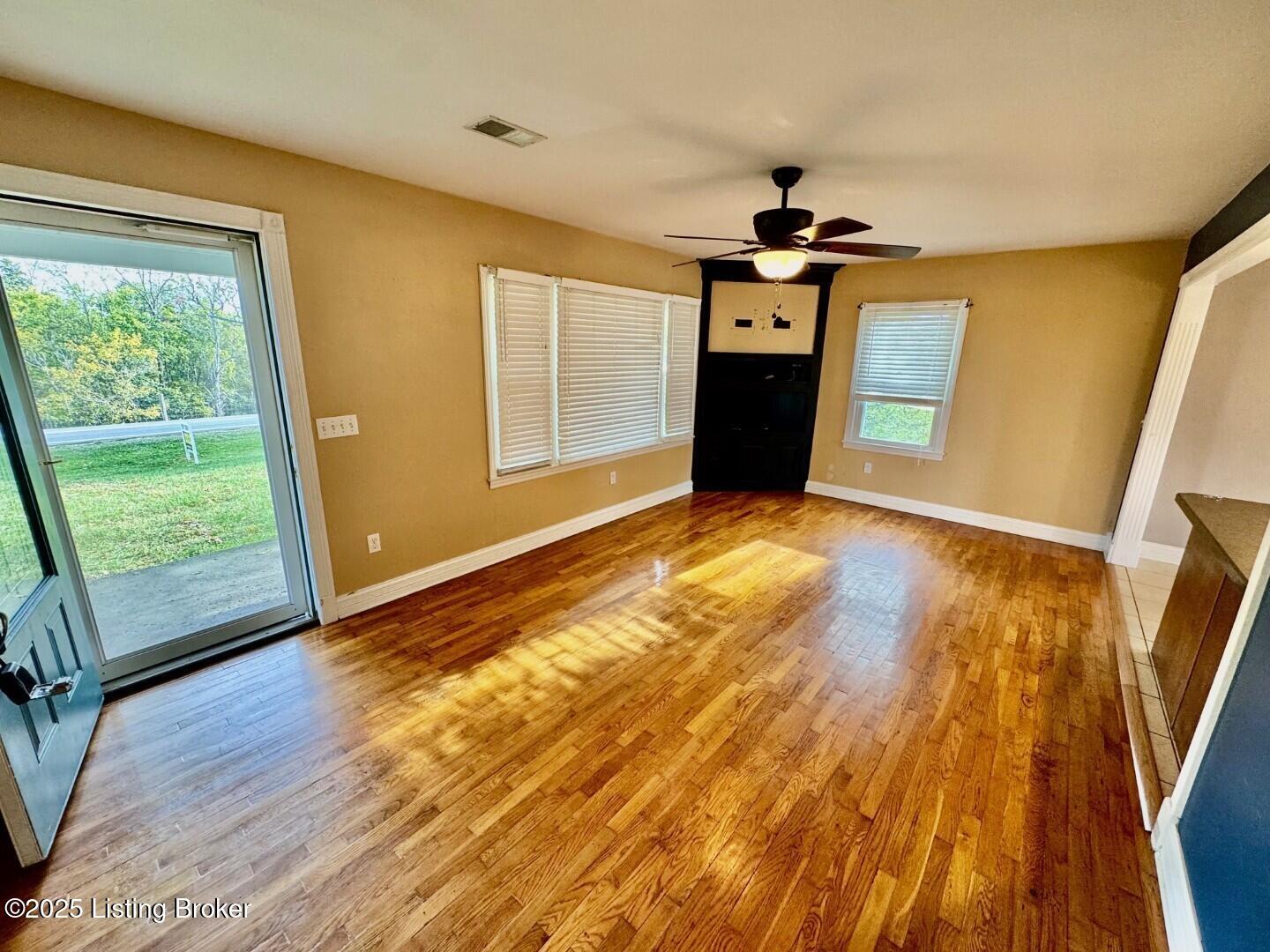 6374 Mackville Rd Property Photo 4