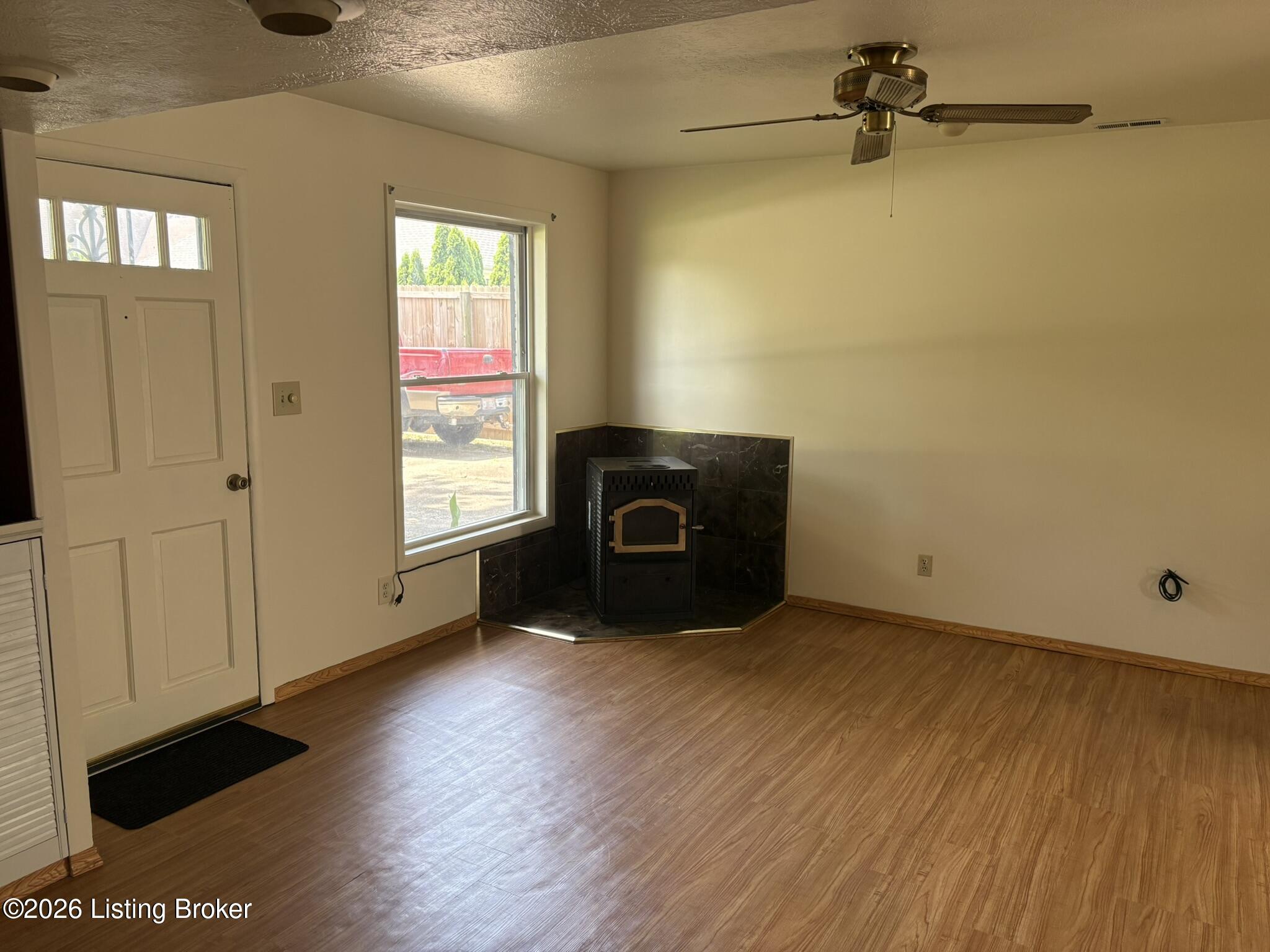 9801 Chambers Ct Property Photo 3