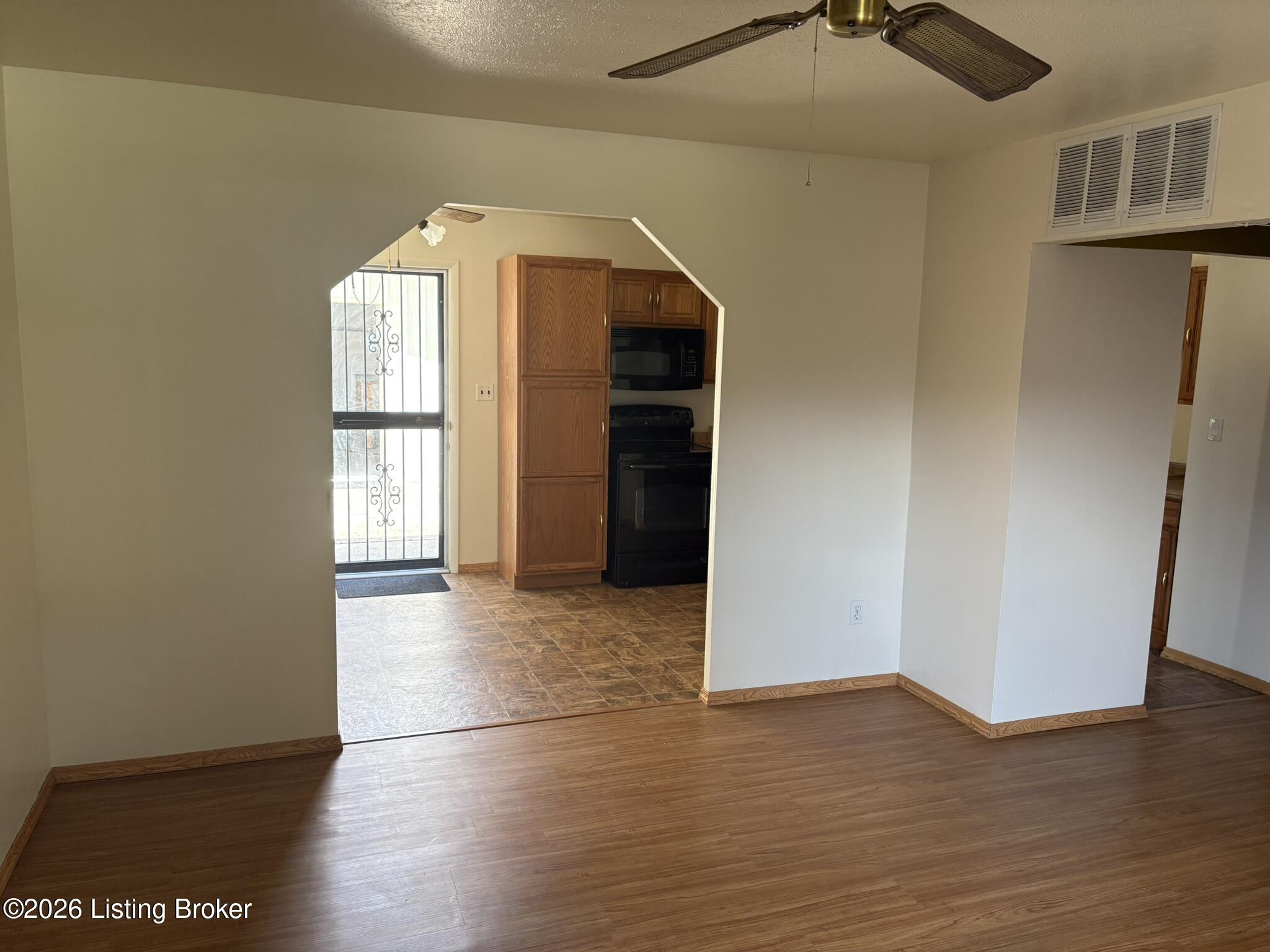 9801 Chambers Ct Property Photo 4