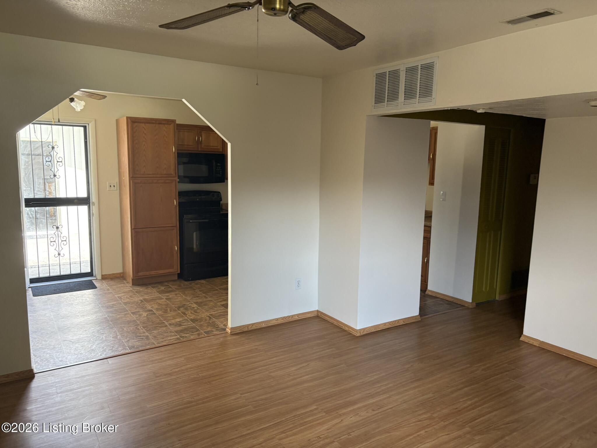 9801 Chambers Ct Property Photo 5