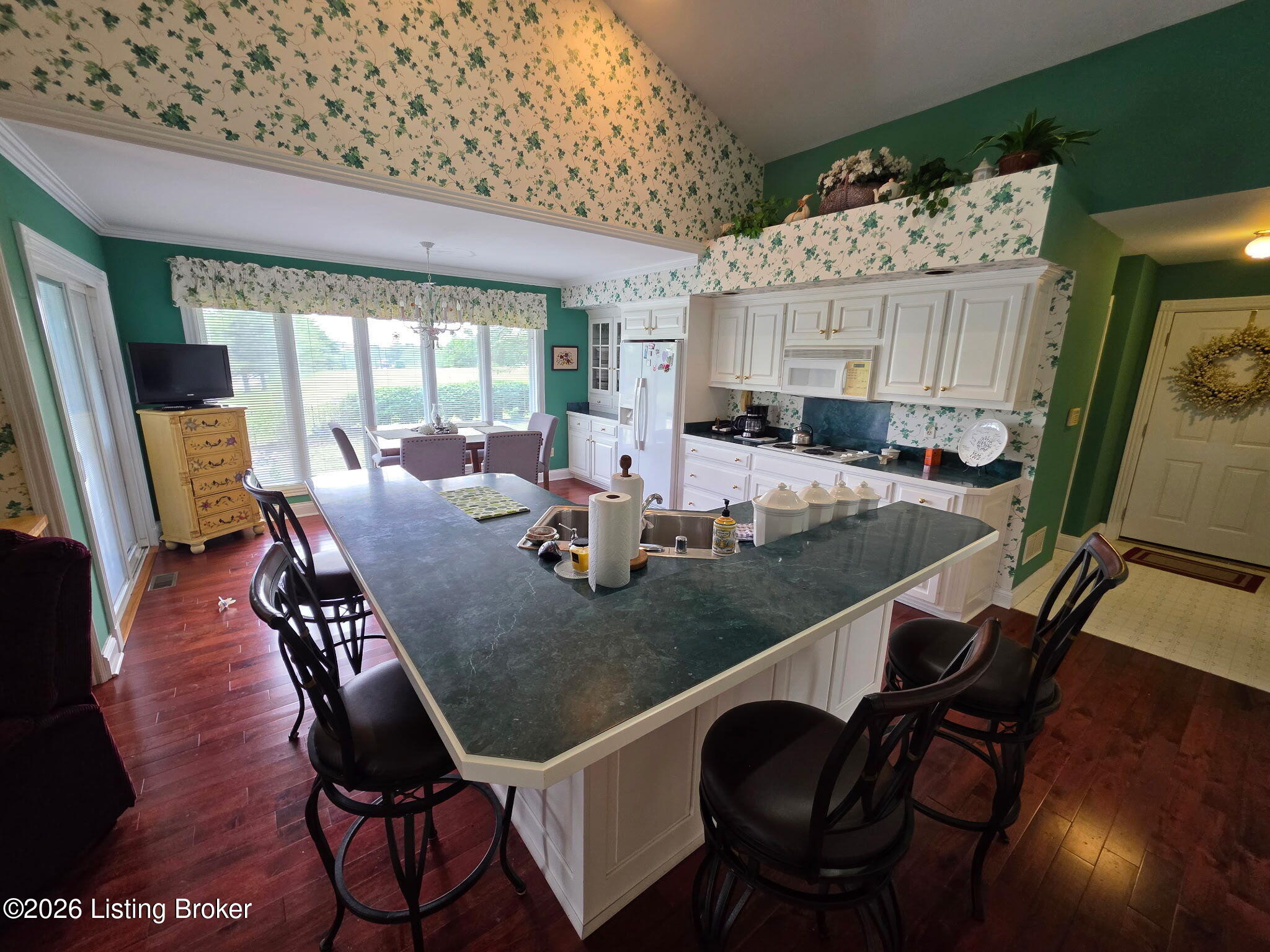 102 Lakeview Dr Property Photo 6