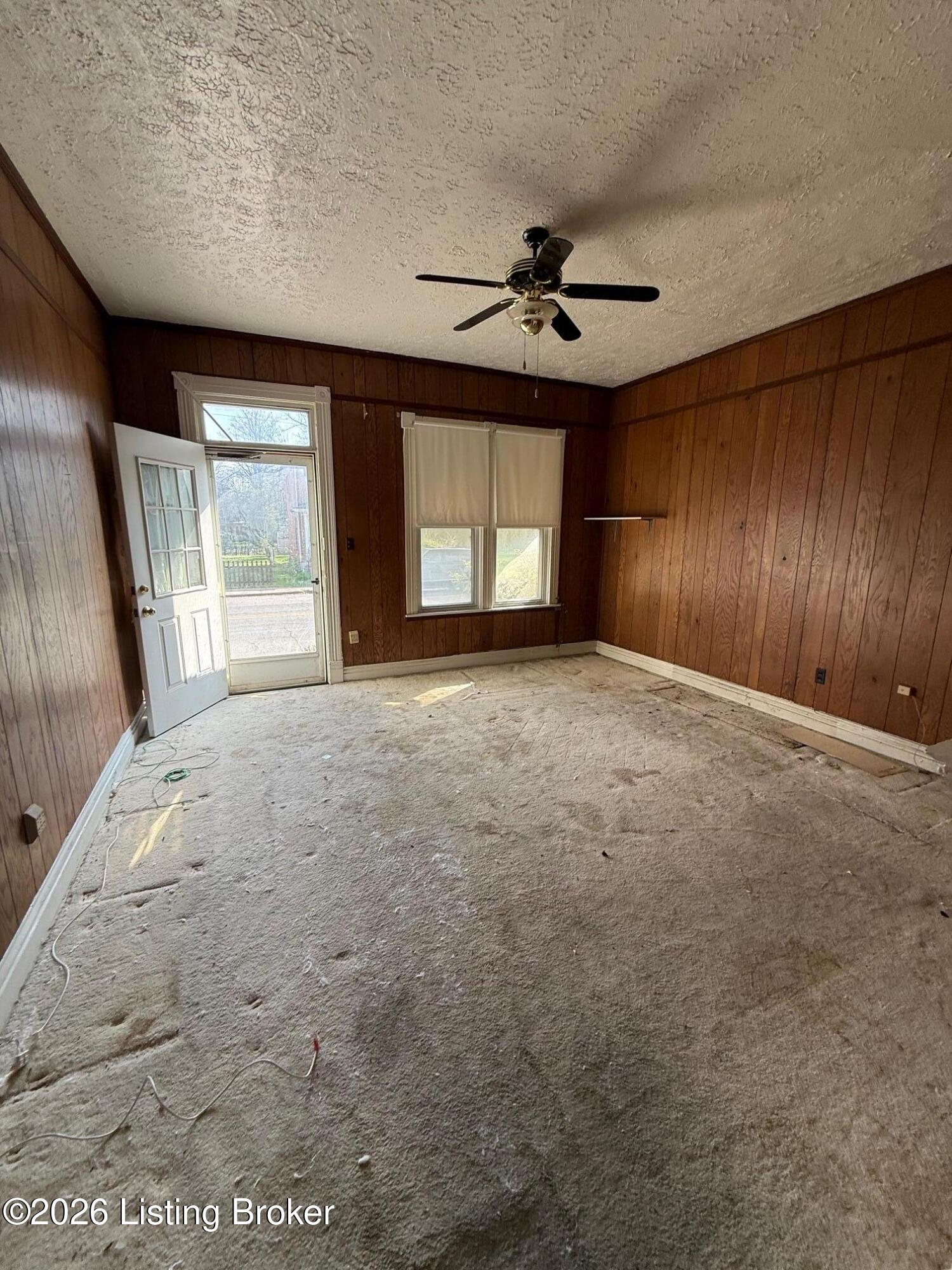 1523 W Oak St Property Photo 2