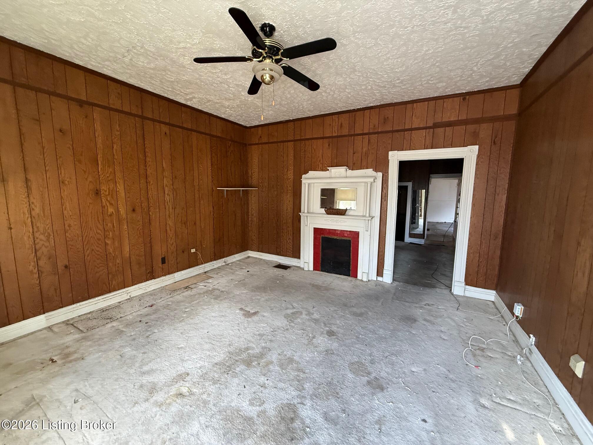 1523 W Oak St Property Photo 3