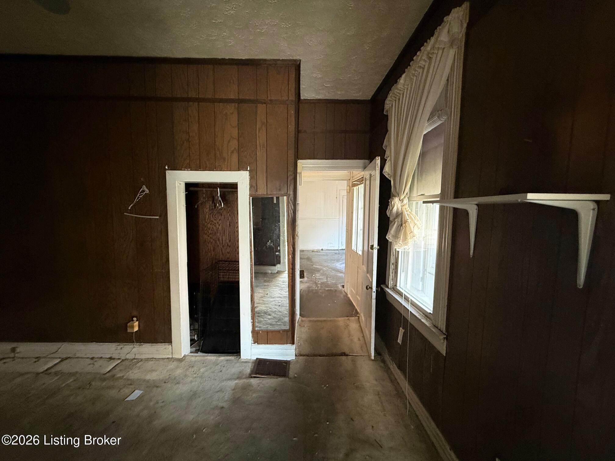 1523 W Oak St Property Photo 5