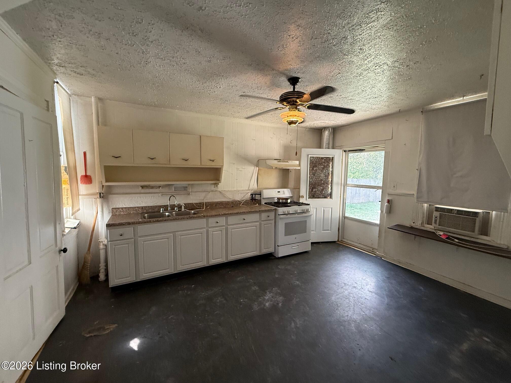 1523 W Oak St Property Photo 12