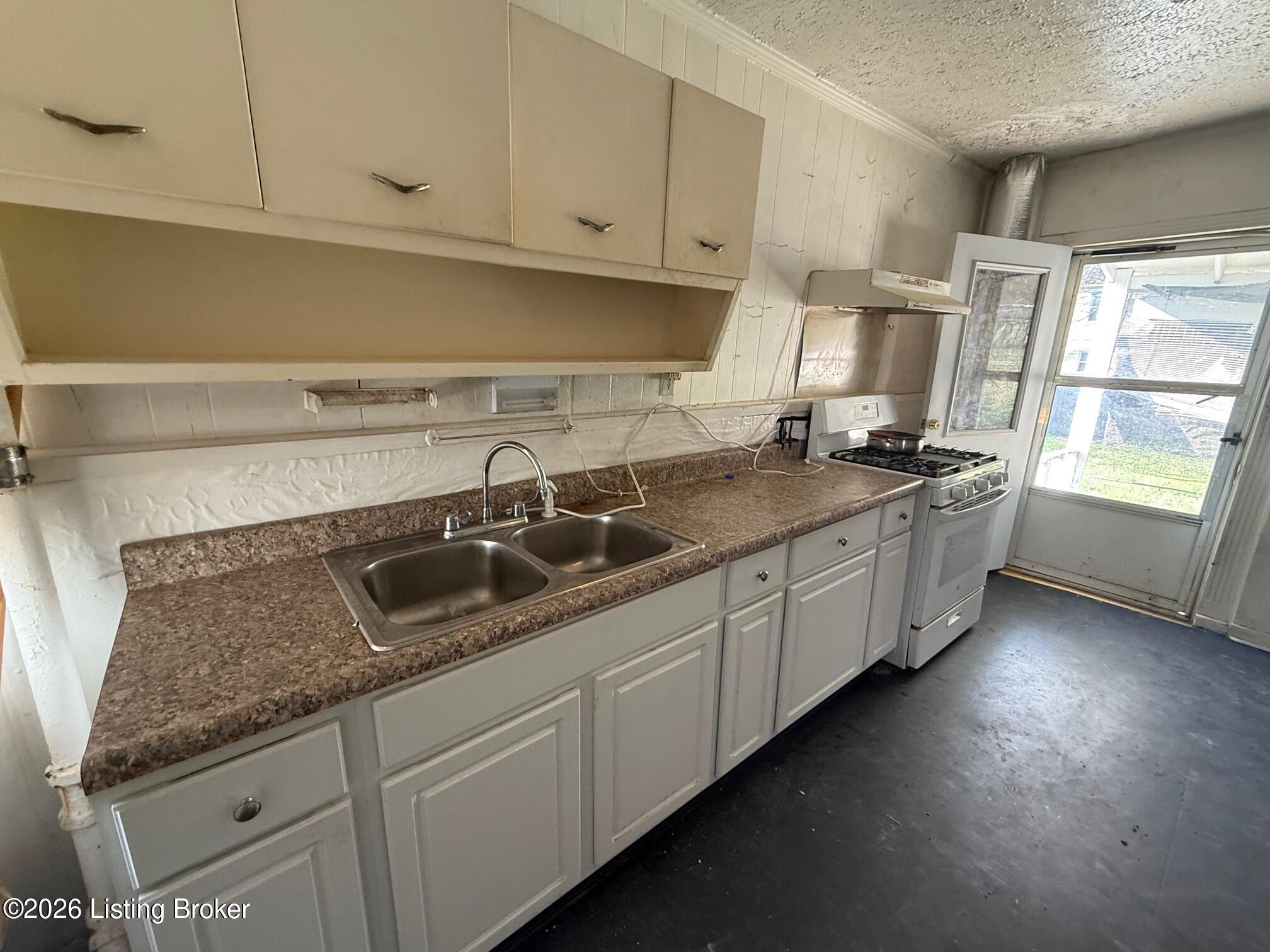 1523 W Oak St Property Photo 13